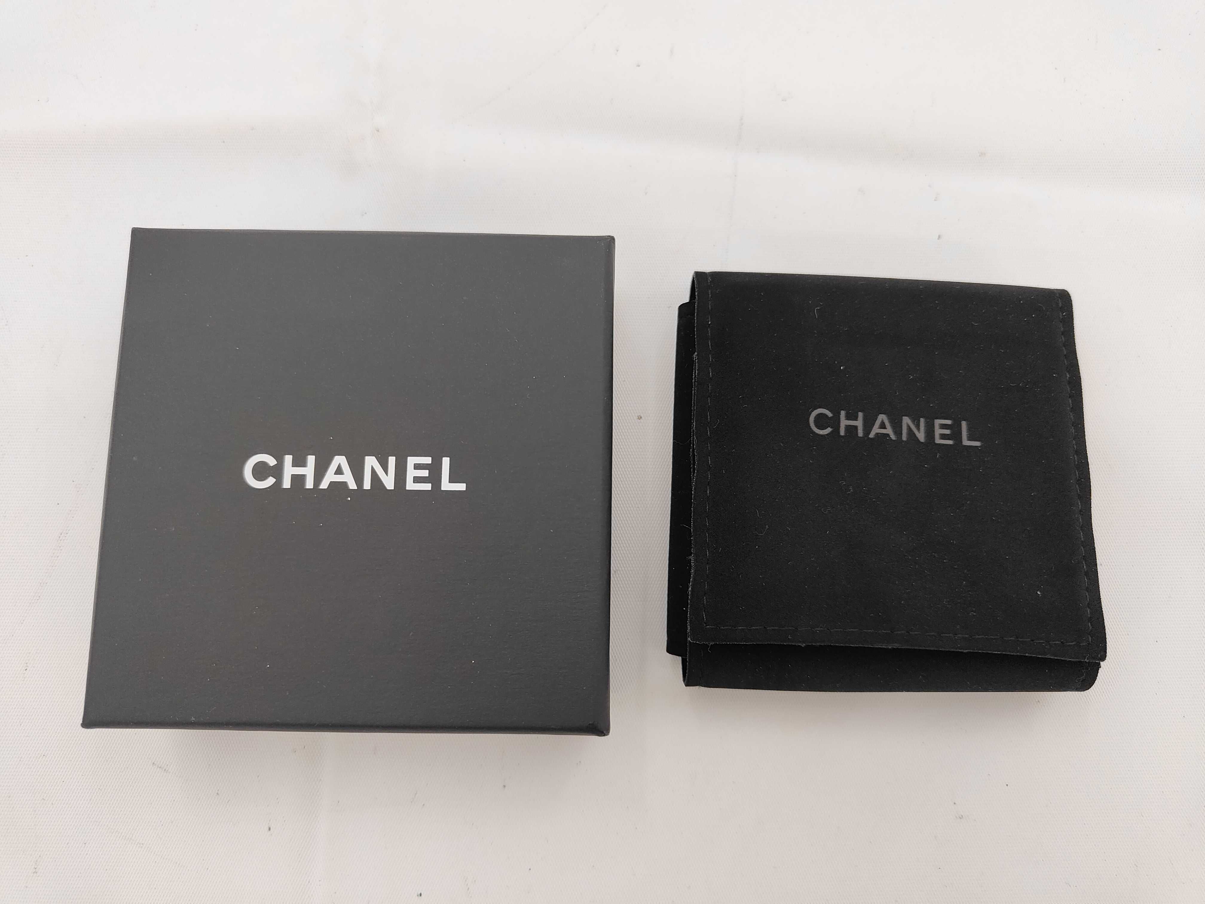 D18B Coco Mark Logo Pearl Plastic Brooch, Black Brooch — view 7