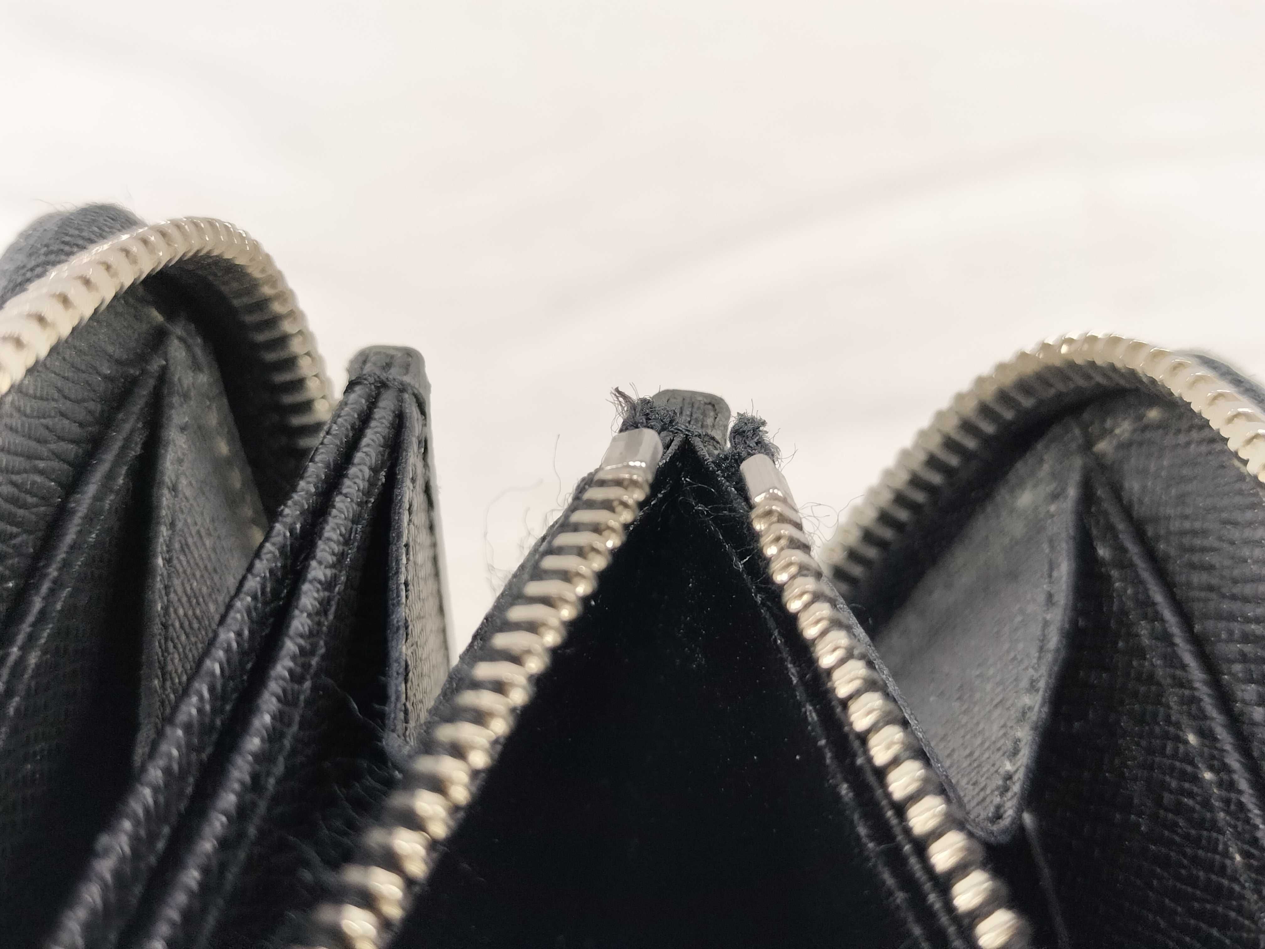 Vernis Louis Vuitton Zippy Wallet — view 11