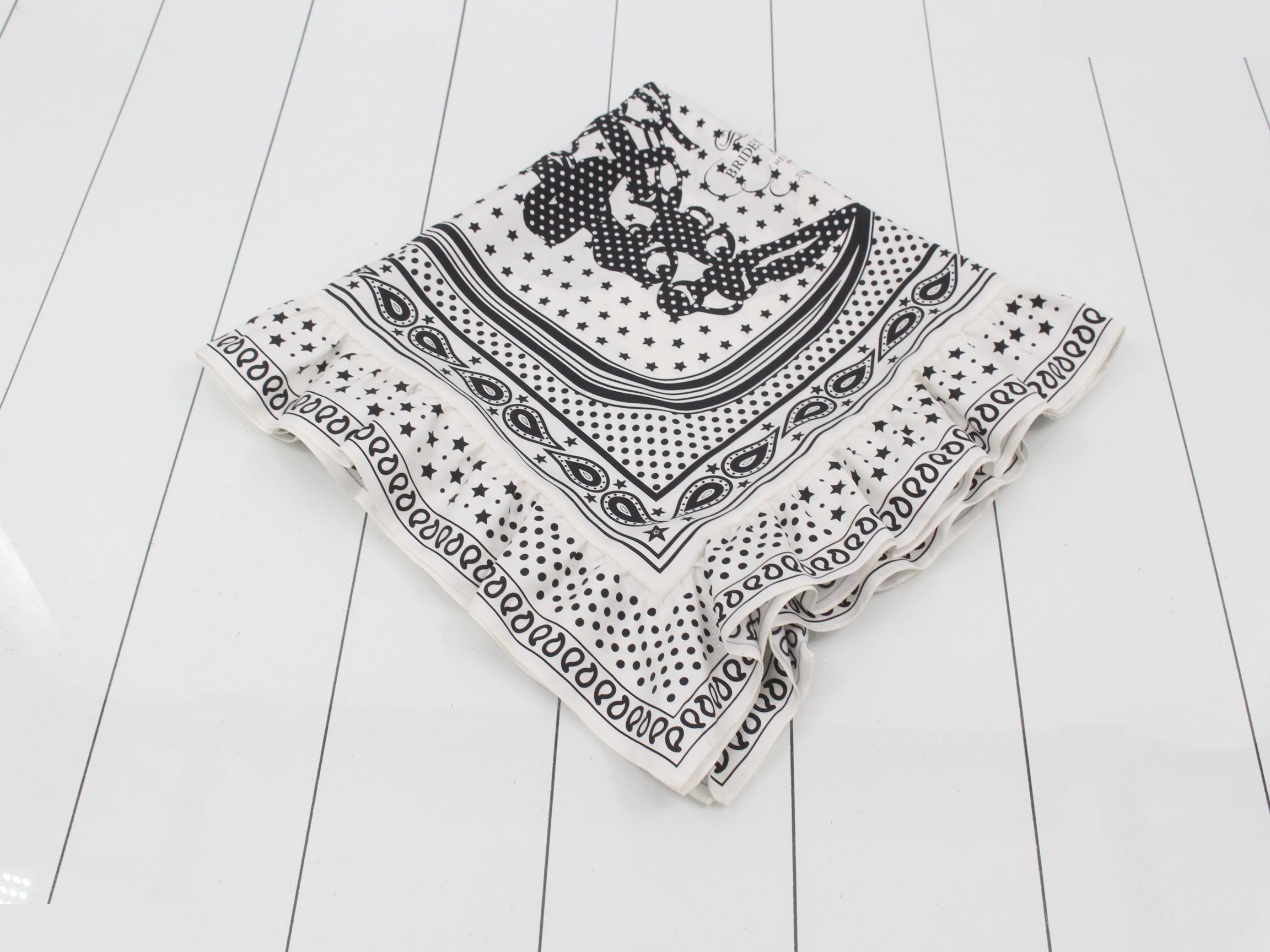 Carre 70 Brit Gala Bandana Dot Frill Edition with Storage Box