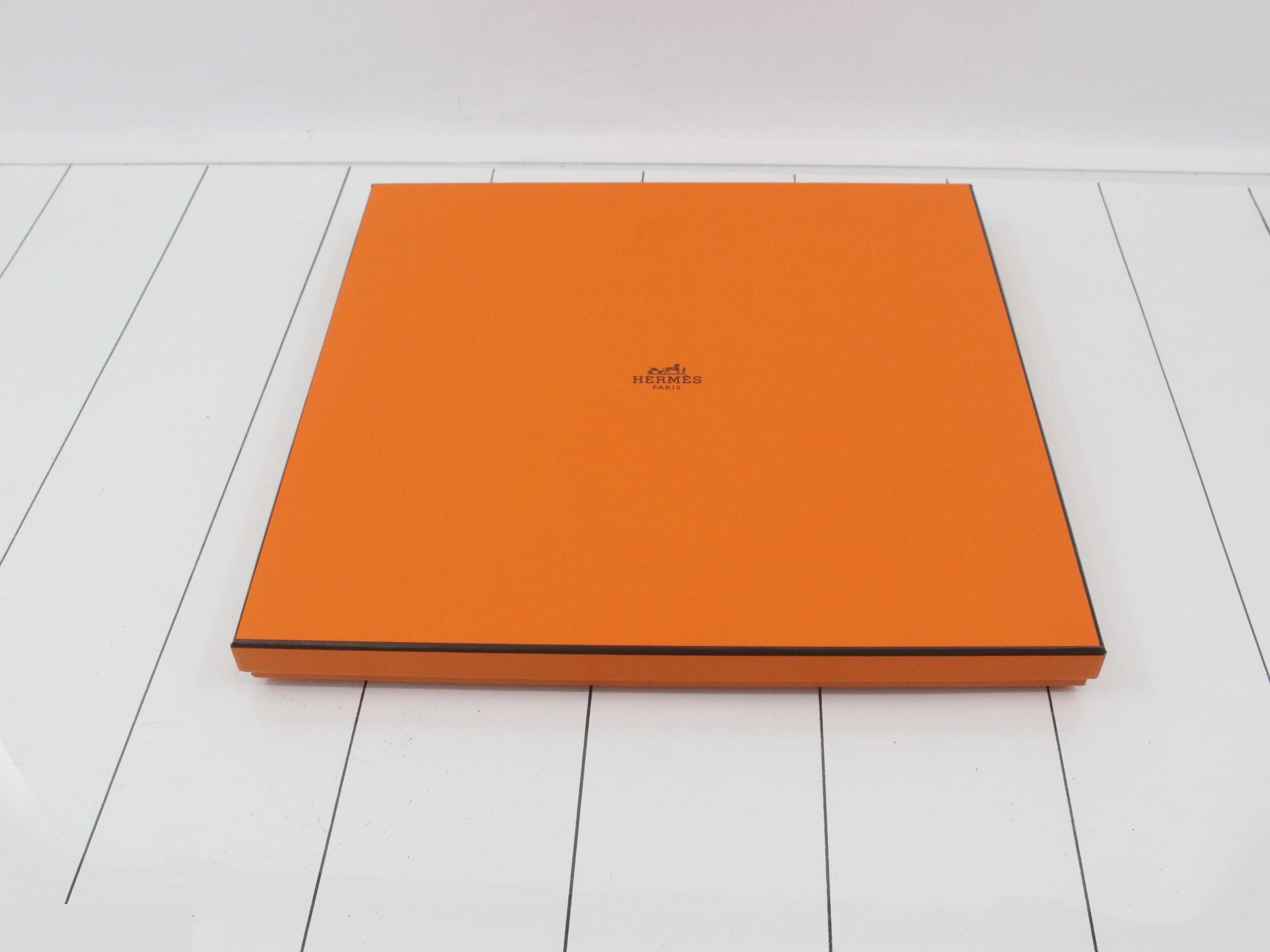 Carre 70 Brit Gala Bandana Dot Frill Edition with Storage Box — view 4