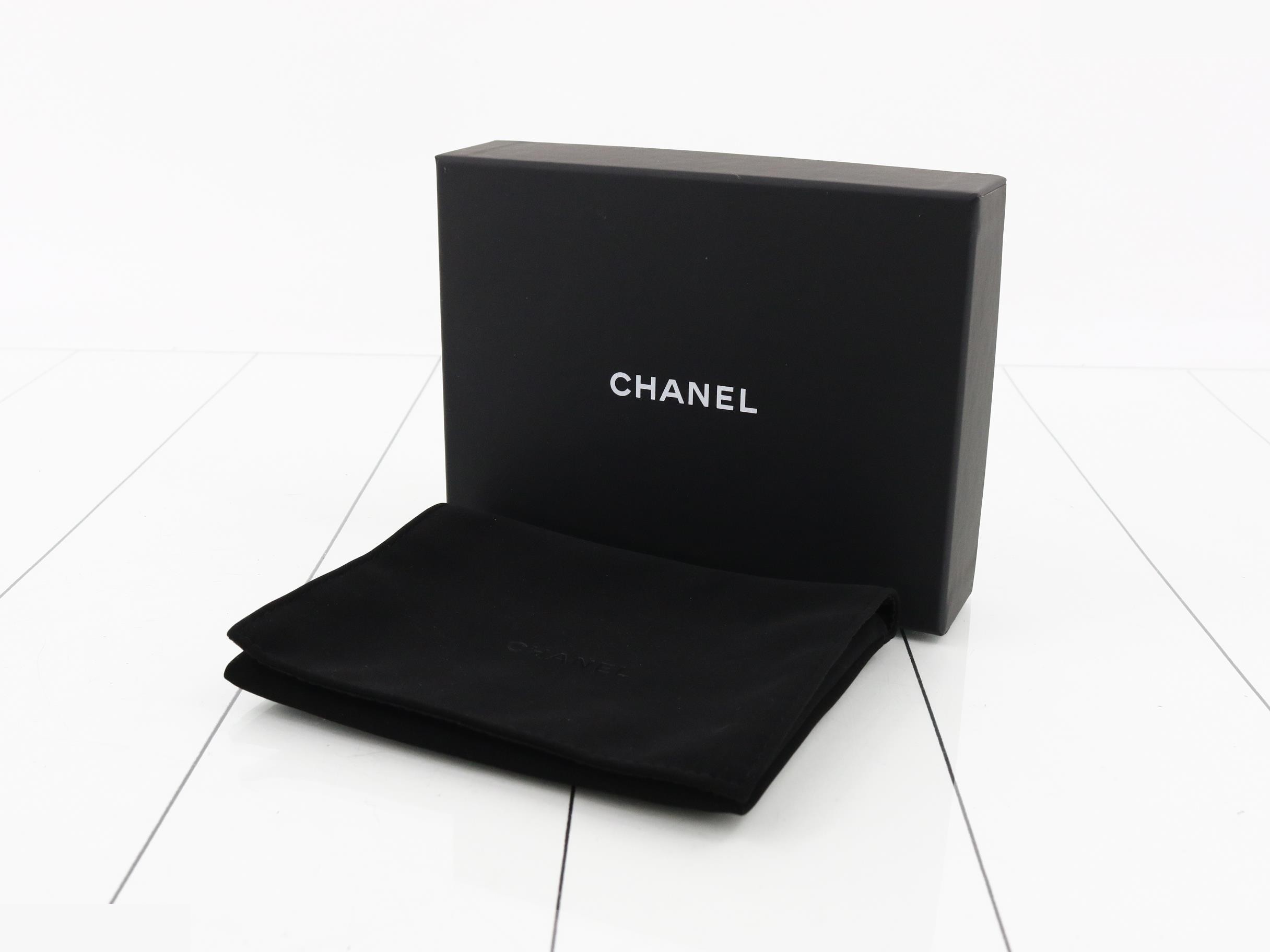 Gold hardware, caviar leather (bags) and wallets — view 5