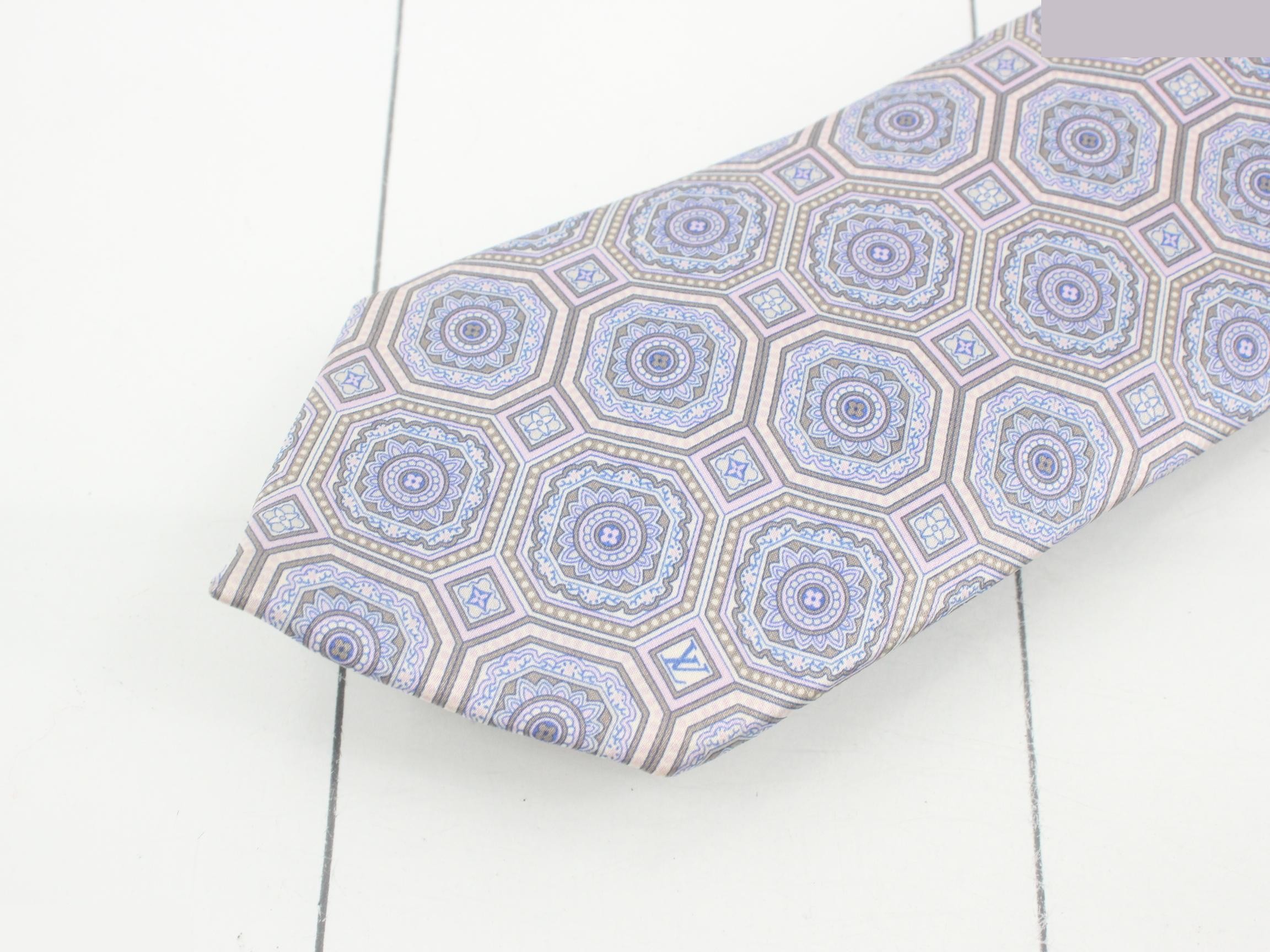 tie — view 3