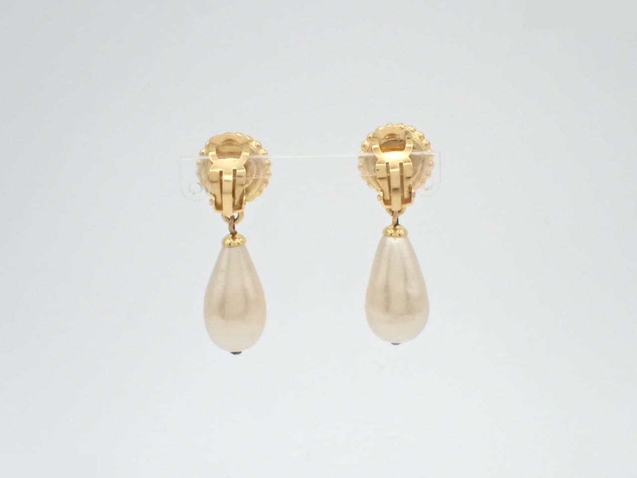 Faux pearl clover earrings, size 25 — view 2