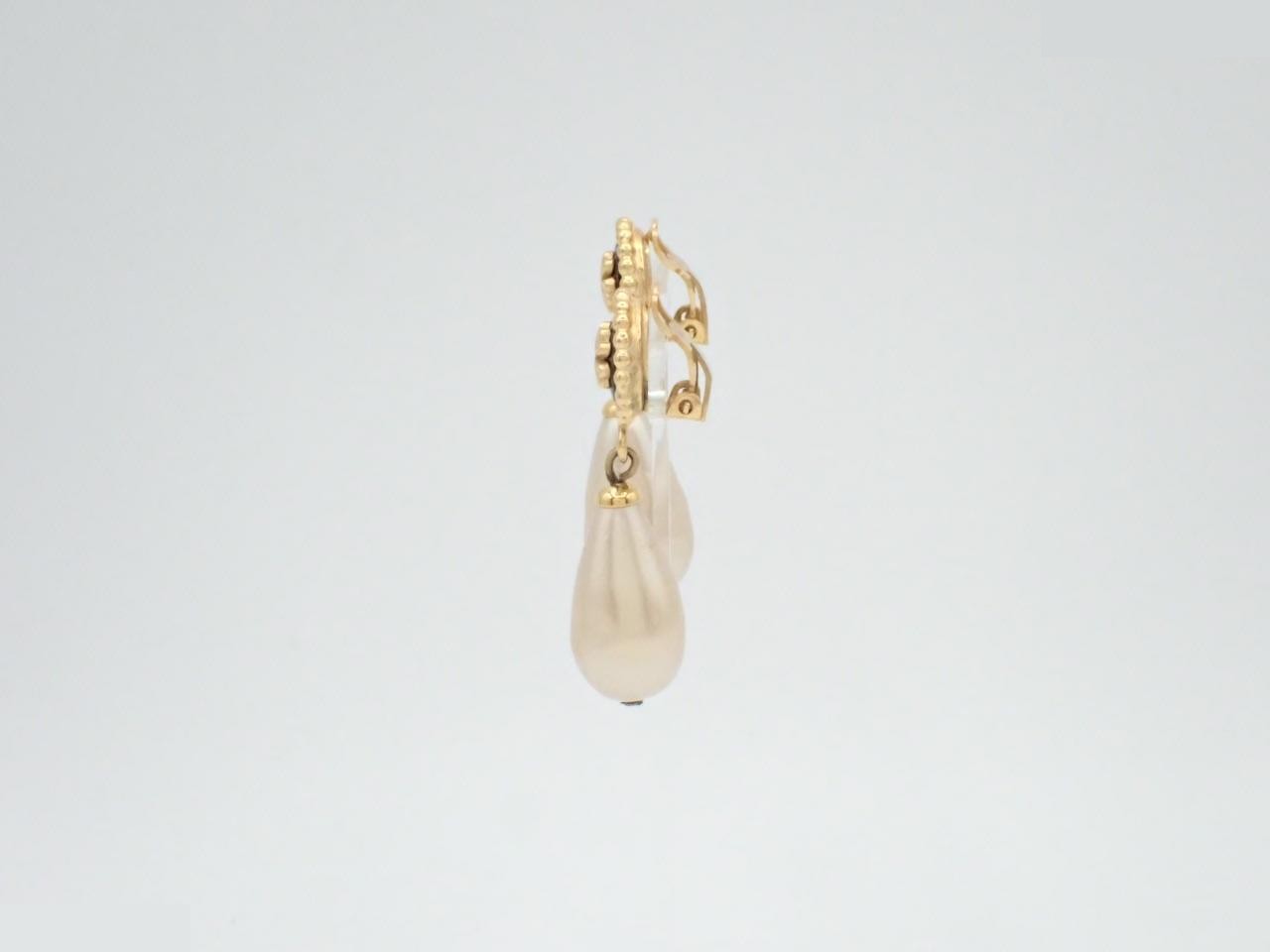 Faux pearl clover earrings, size 25 — view 3
