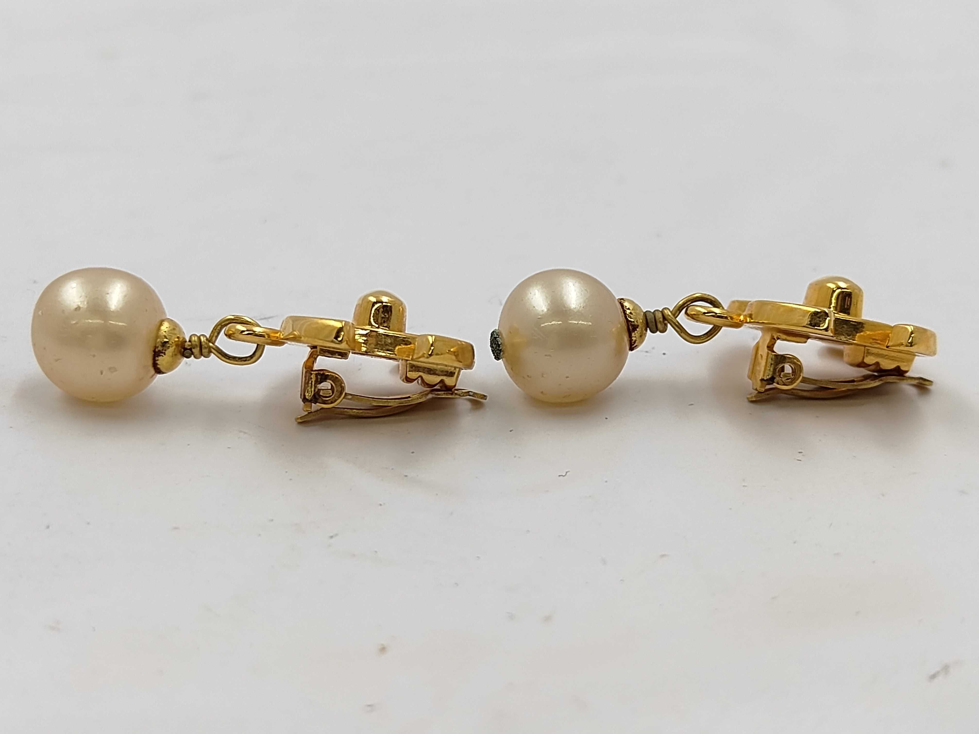 Coco Mark Turnlock Gold Pearl 96P Earrings — view 3