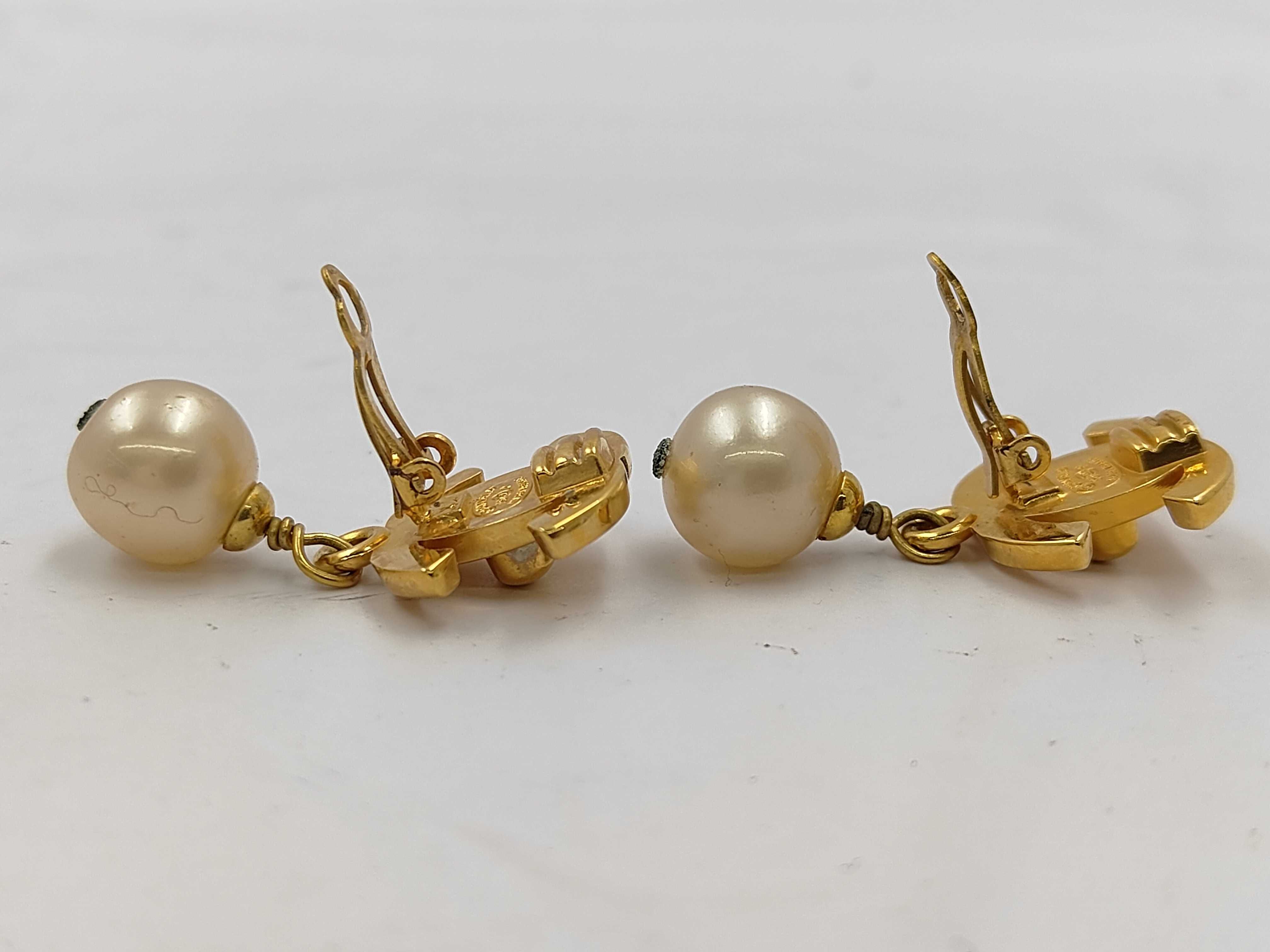 Coco Mark Turnlock Gold Pearl 96P Earrings — view 4