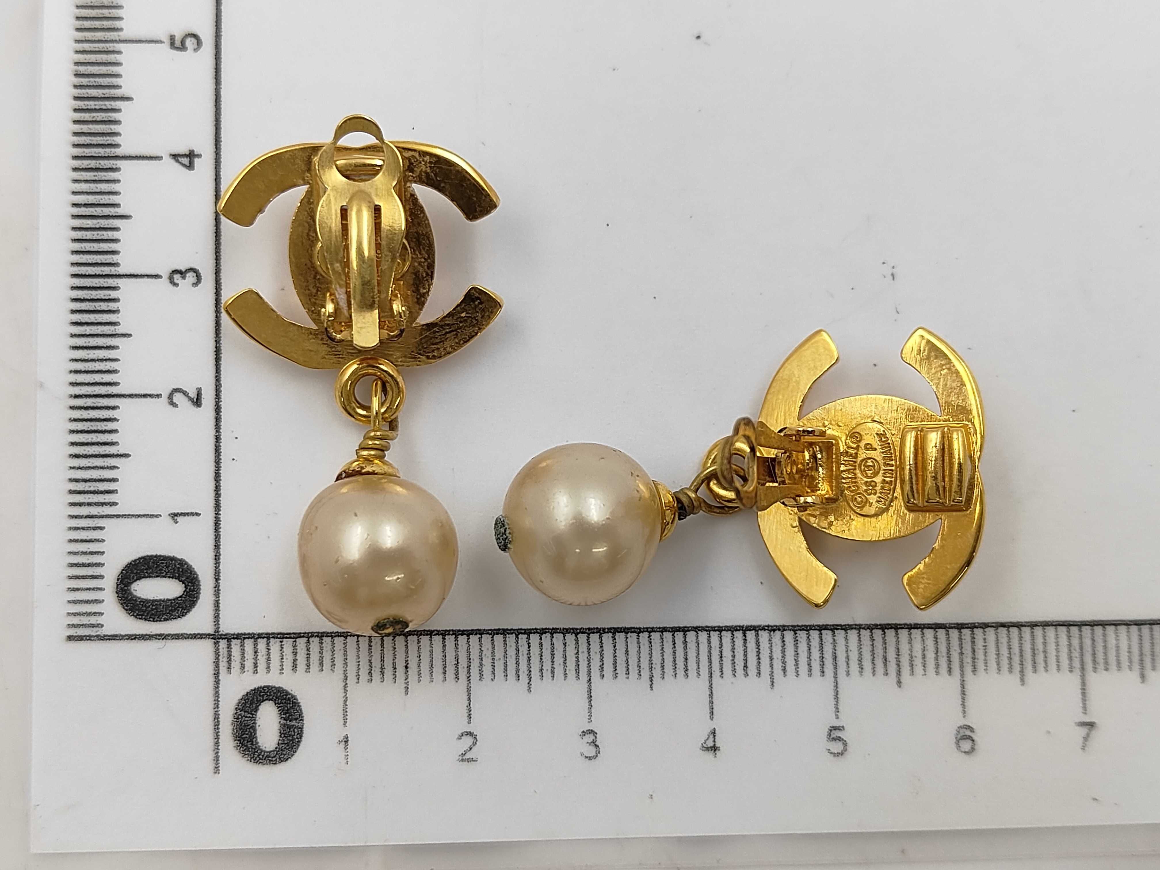 Coco Mark Turnlock Gold Pearl 96P Earrings — view 6