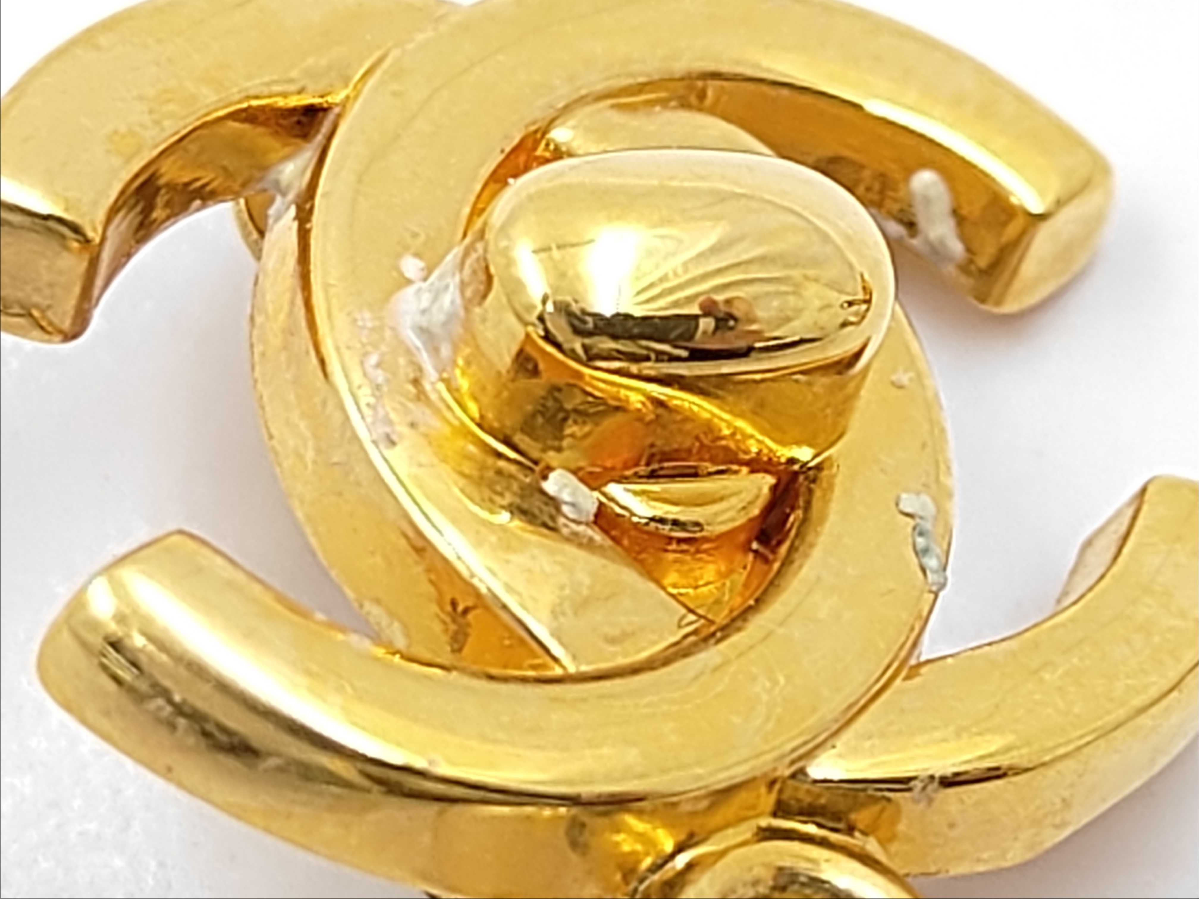 Coco Mark Turnlock Gold Pearl 96P Earrings — view 8