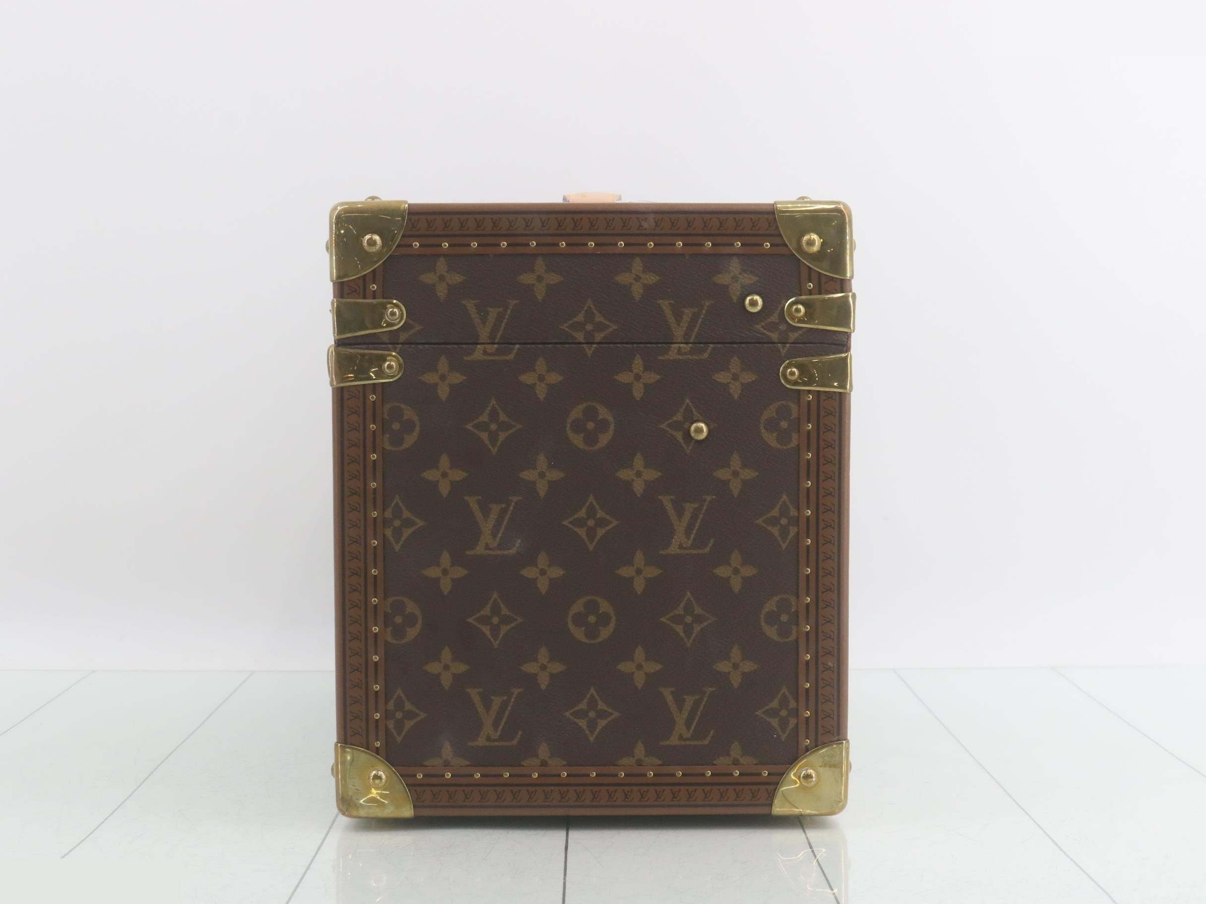 trunk — view 3