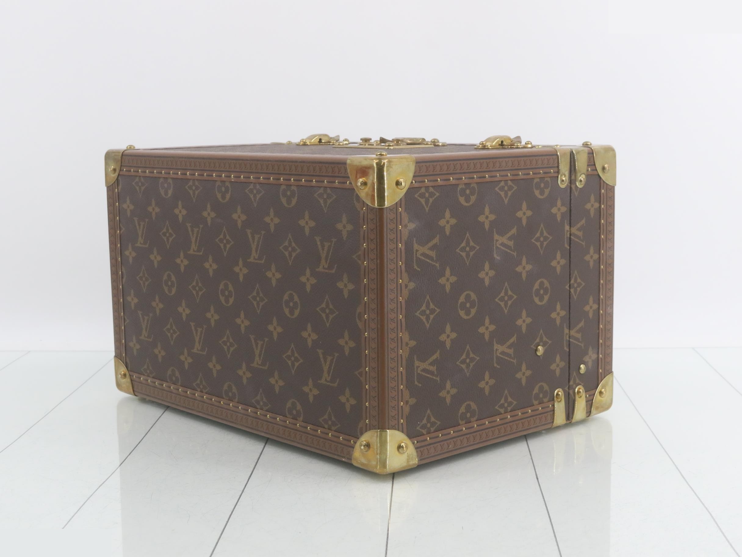 trunk — view 6