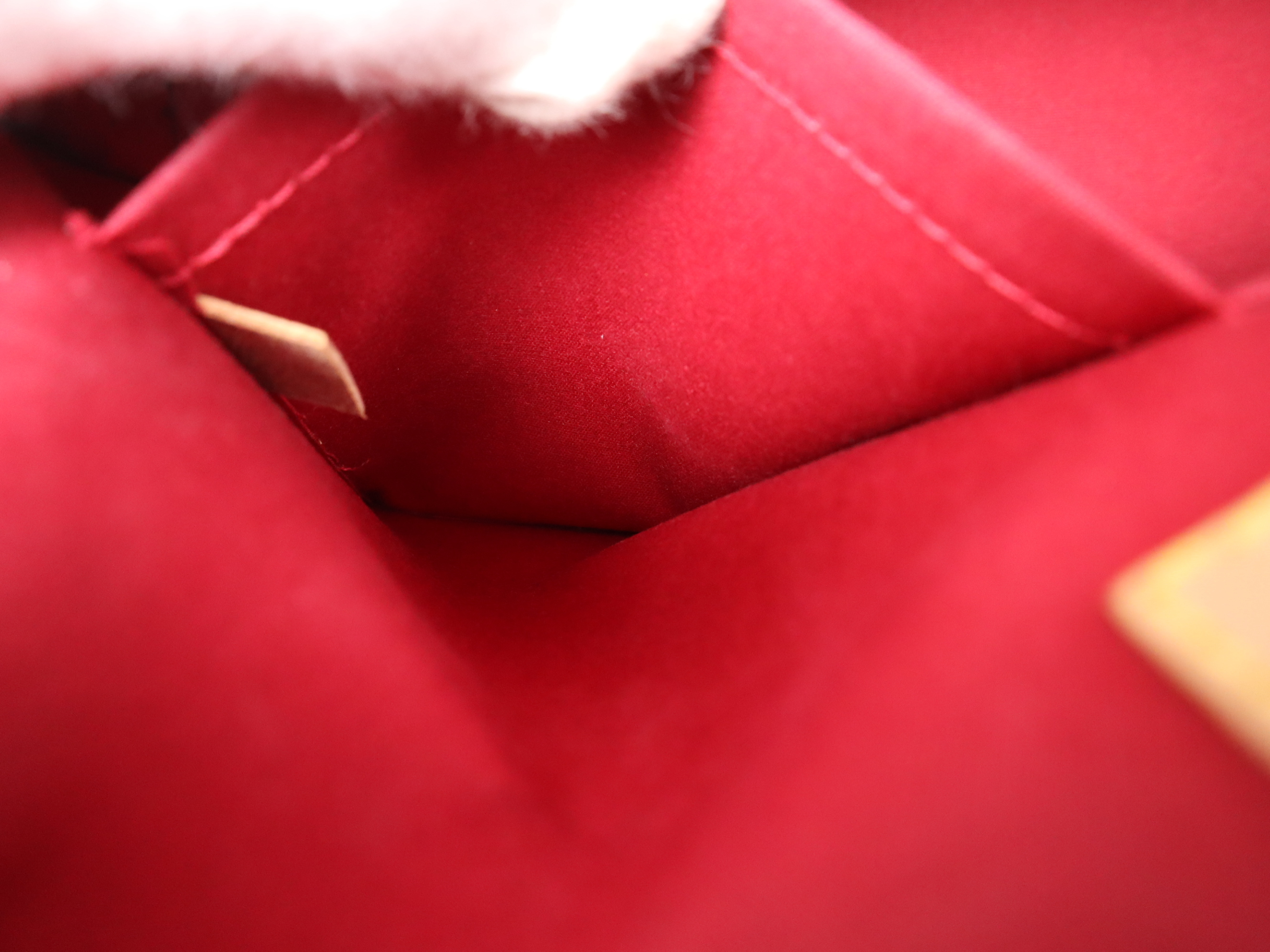 M90096 Verni Arma PM Pomme d'Amour Handbag with 2 keys and crochet — view 11