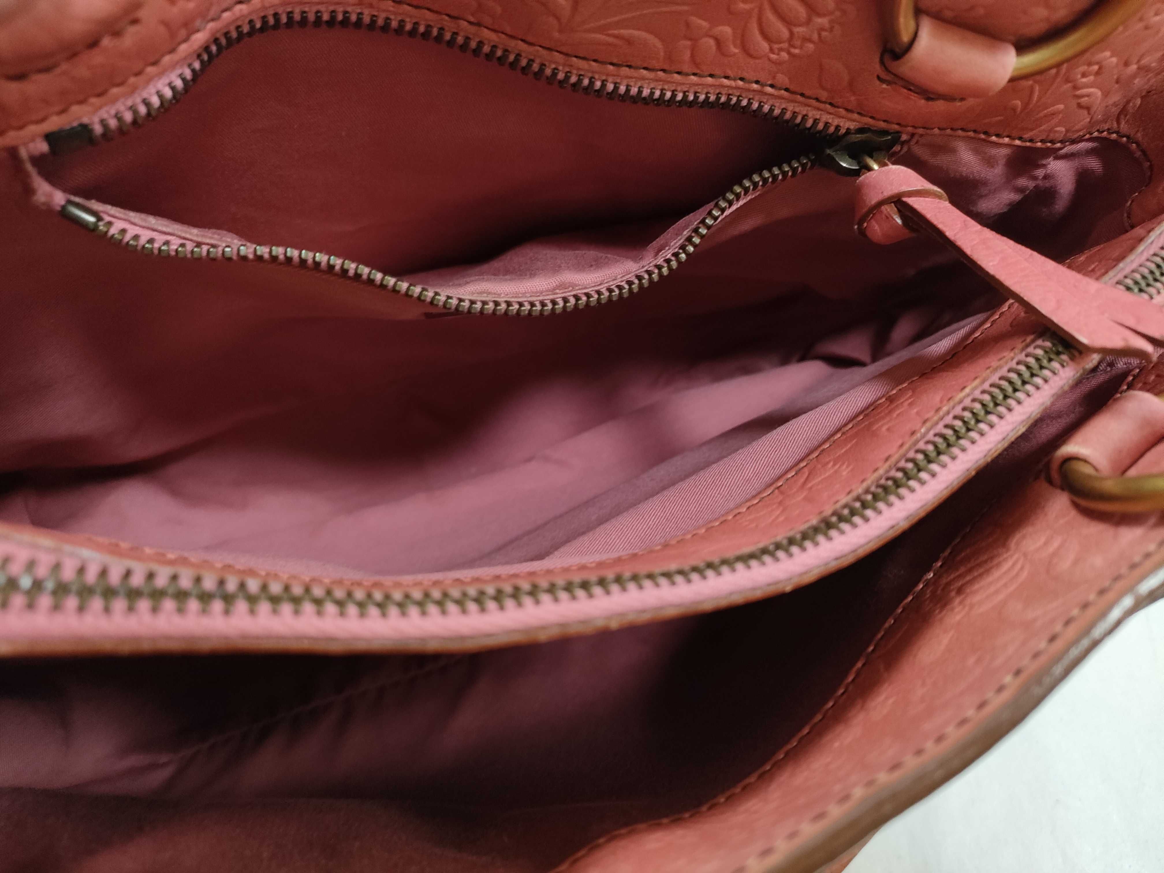 handbag, floral print, embossed logo, leather, tag. — view 8