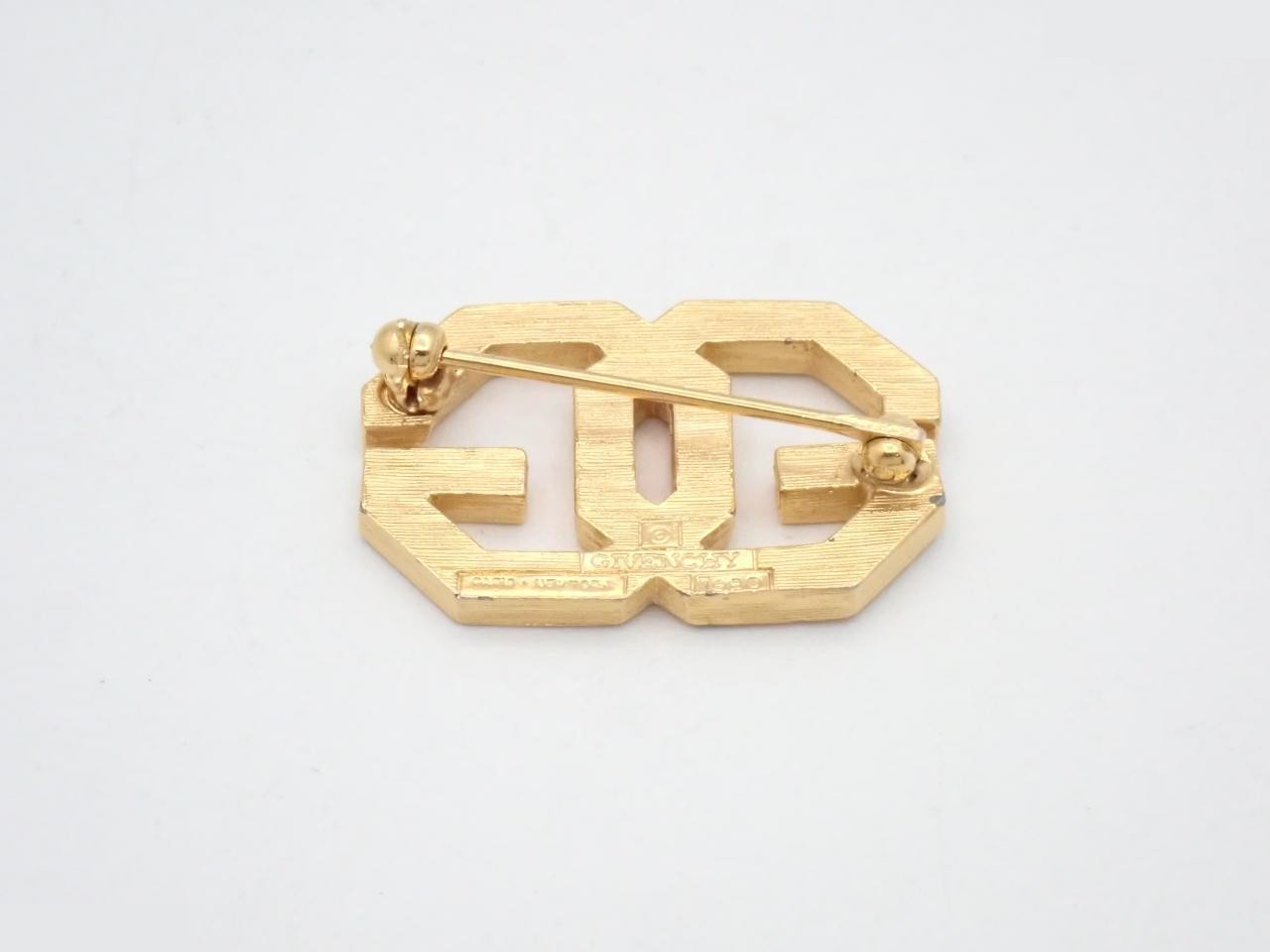 brooch — view 2