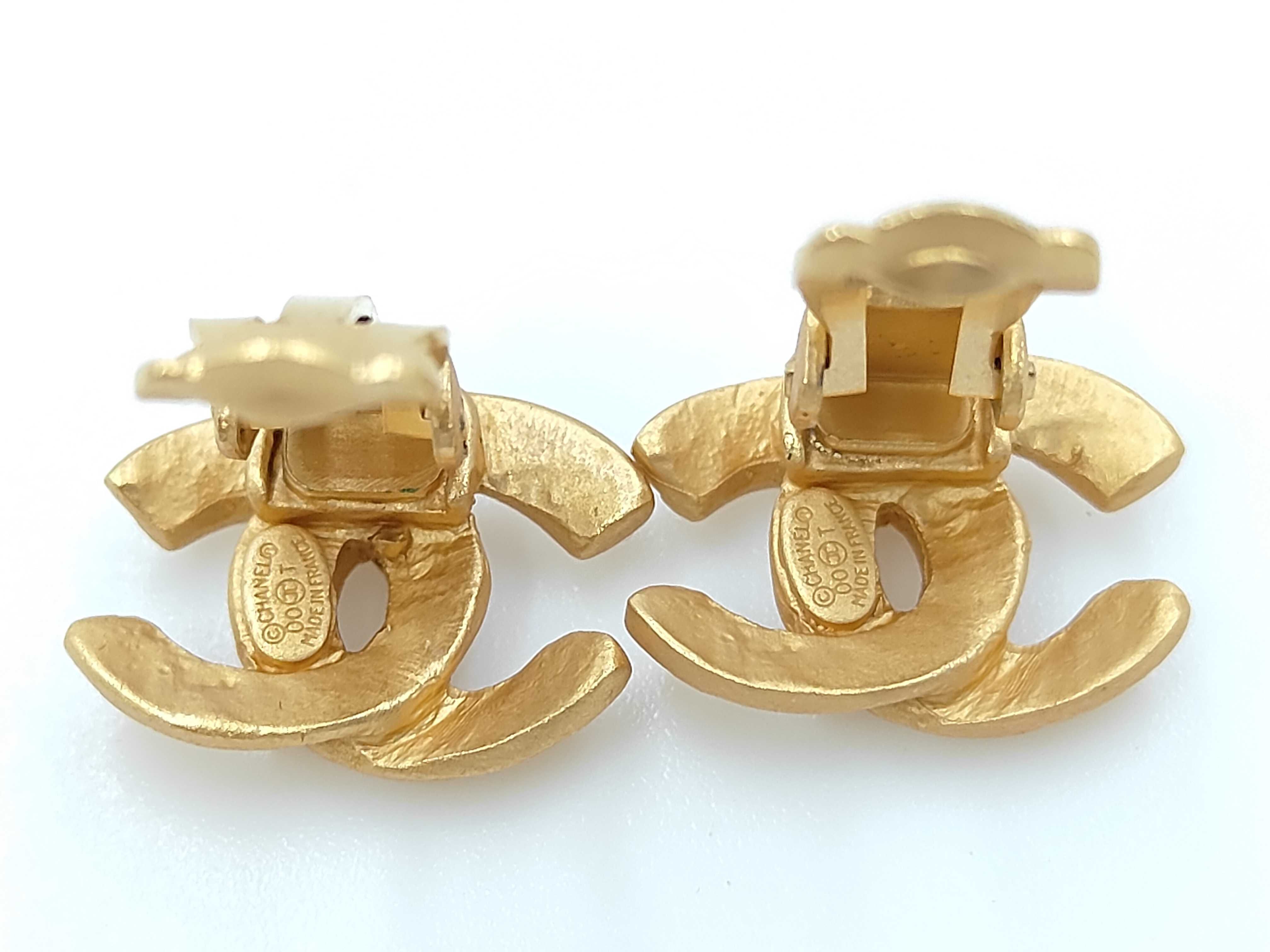 Coco Mark Matte Gold Earrings 00T — view 5