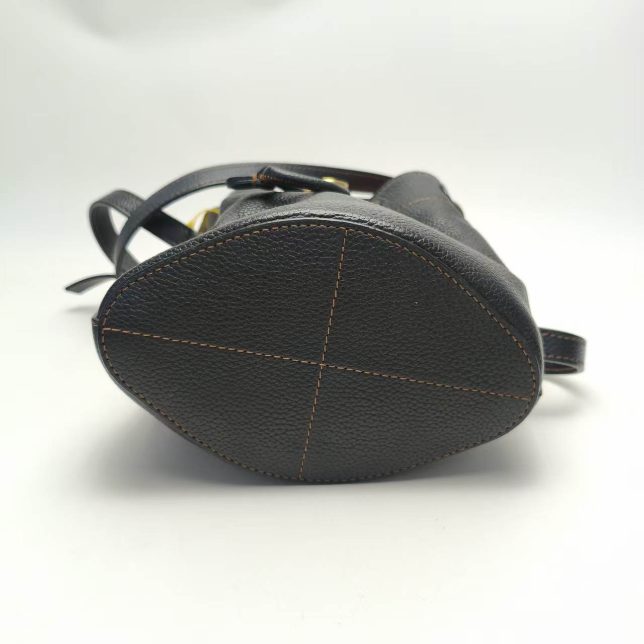 【*Shipped from: China*】BURBERRY Bucket Leather Shoulder Bag — view 5