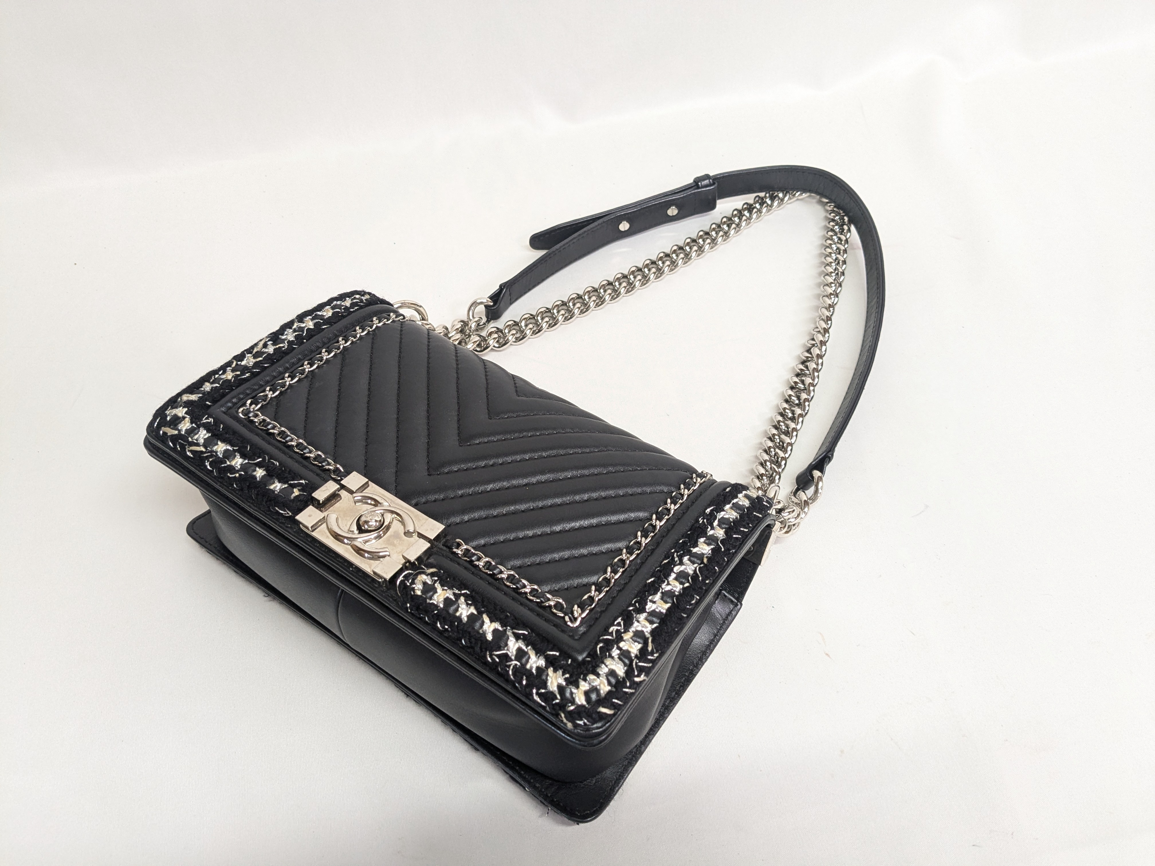 Boy Chanel V-stitch Chain Shoulder Bag (24906878) — view 4