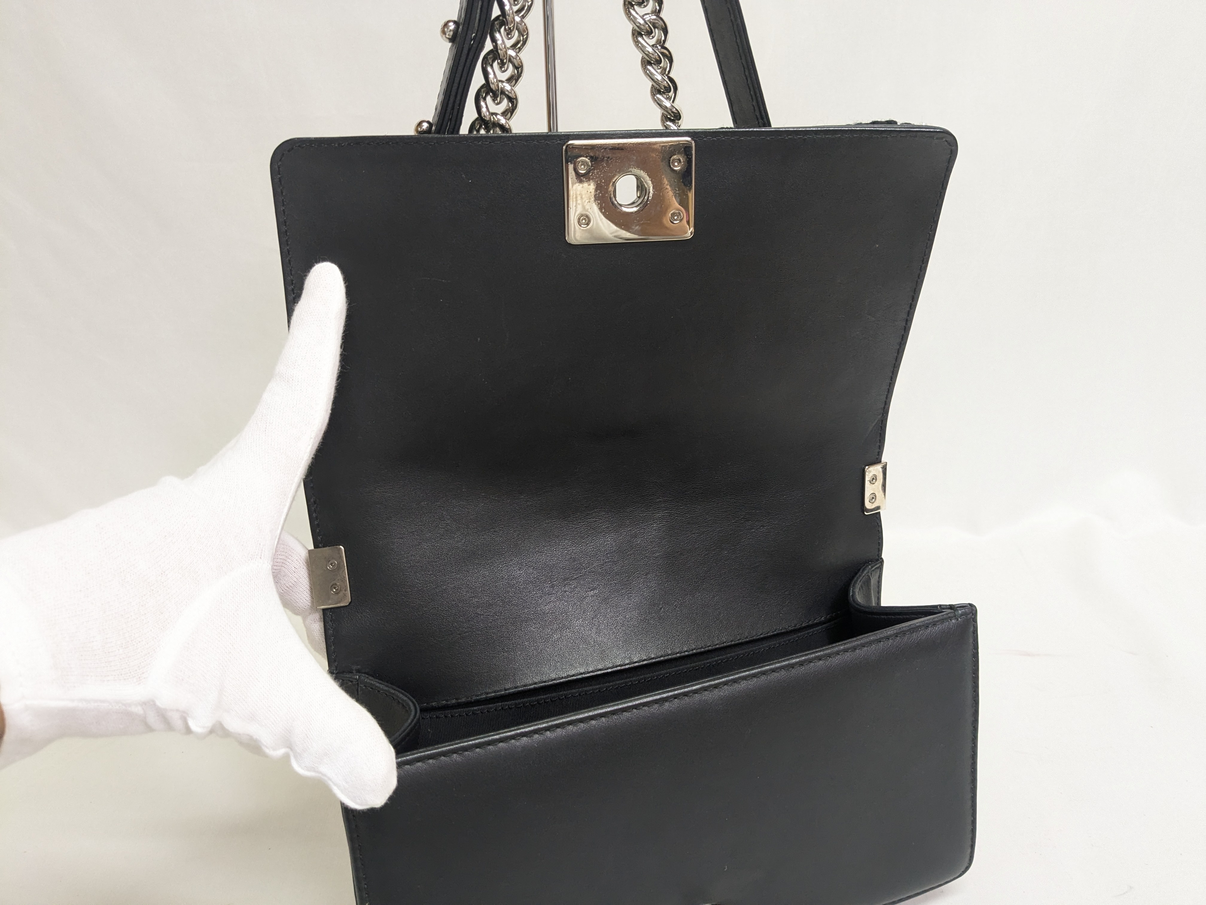 Boy Chanel V-stitch Chain Shoulder Bag (24906878) — view 6