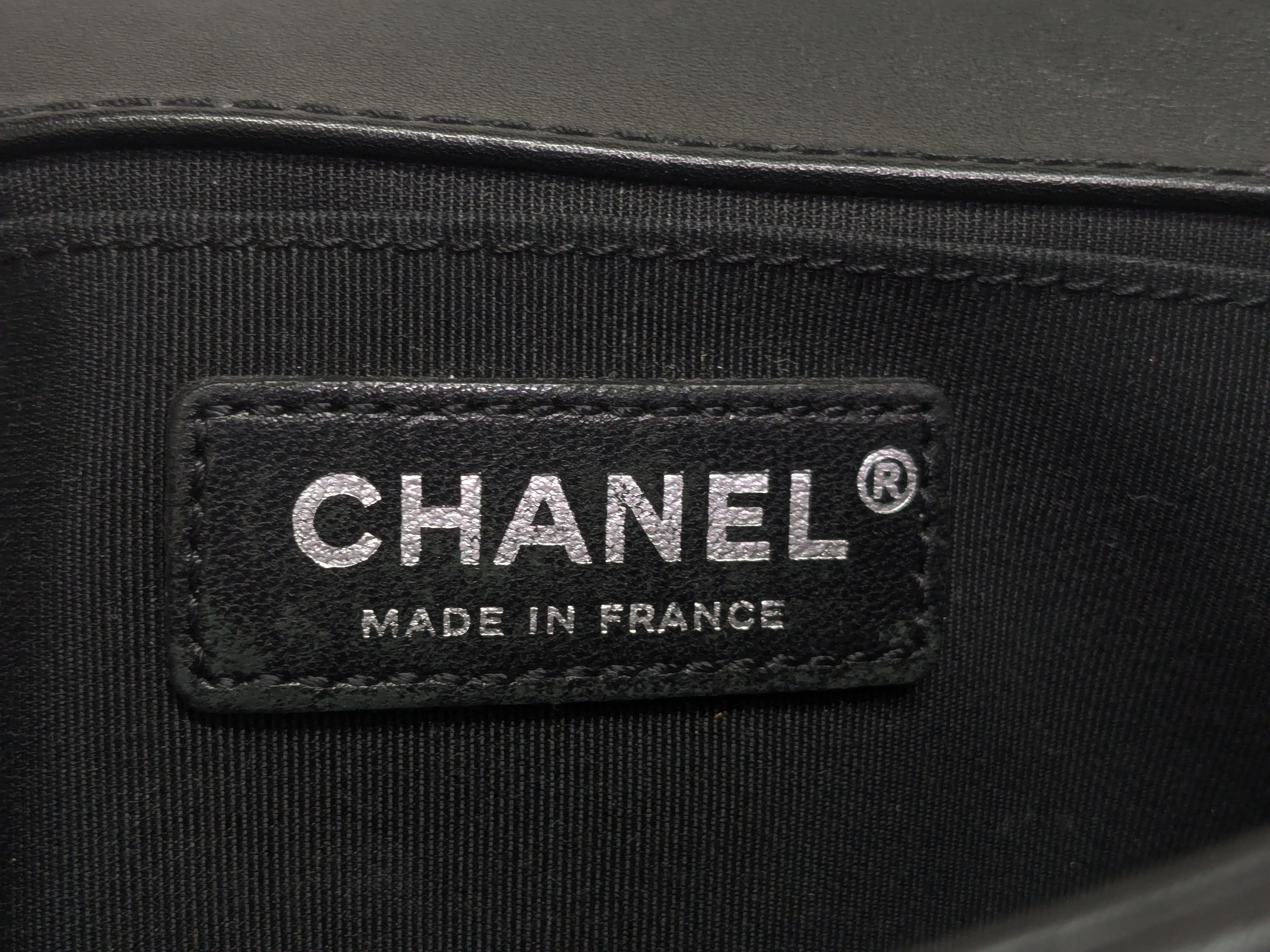 Boy Chanel V-stitch Chain Shoulder Bag (24906878) — view 8