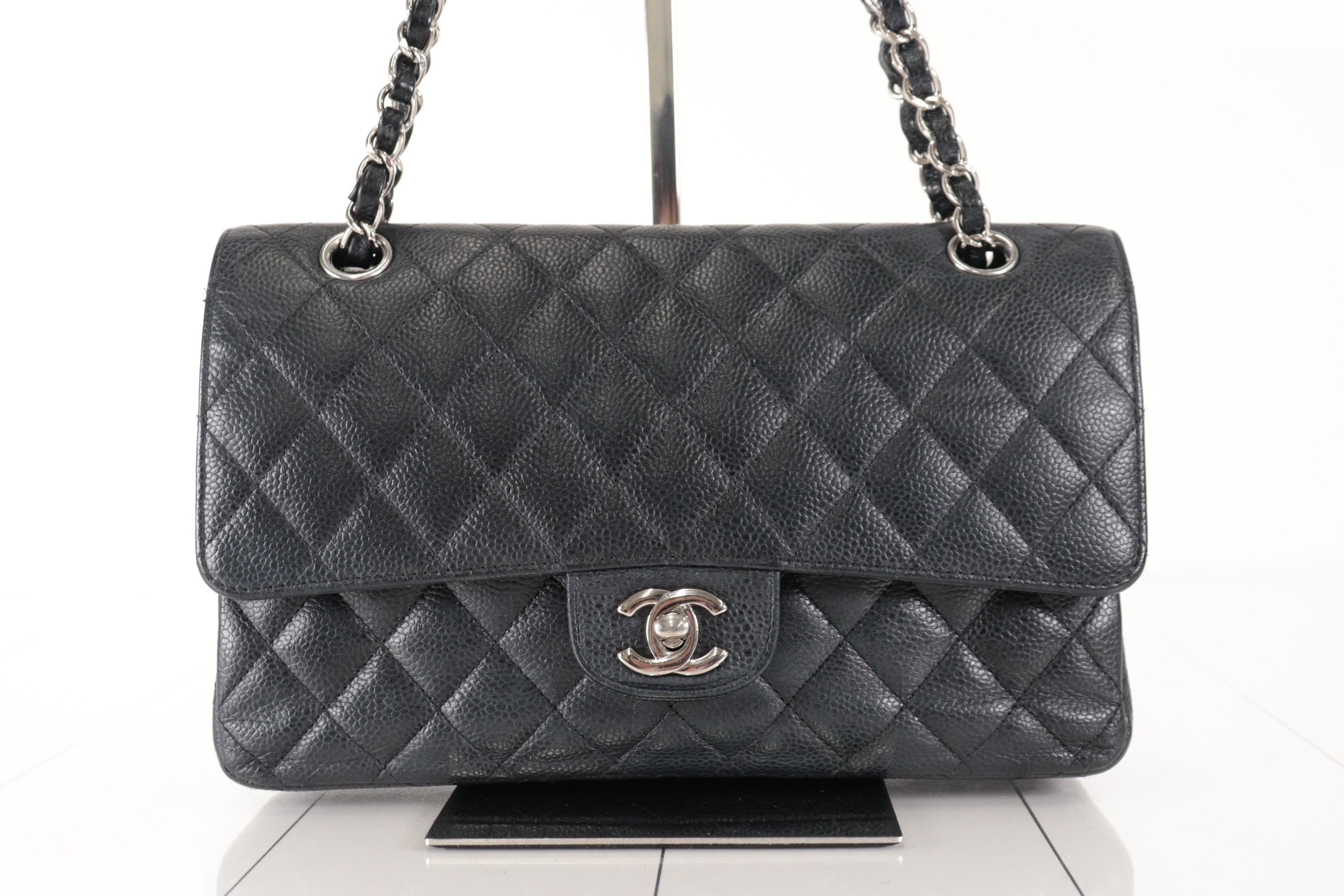 Double flap 25 caviar chain shoulder bag, silver hardware, 30s series. — view 2