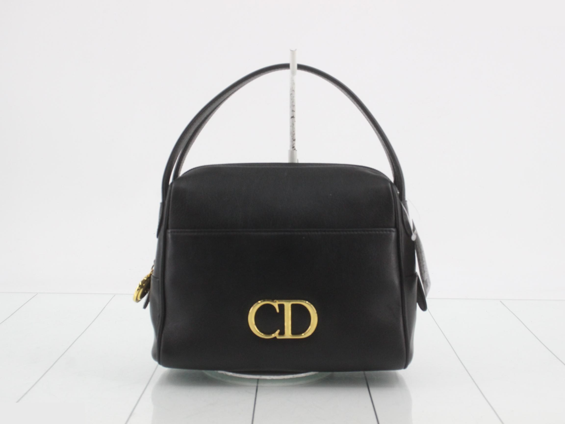 Leather mini handbag with one handle, black.
