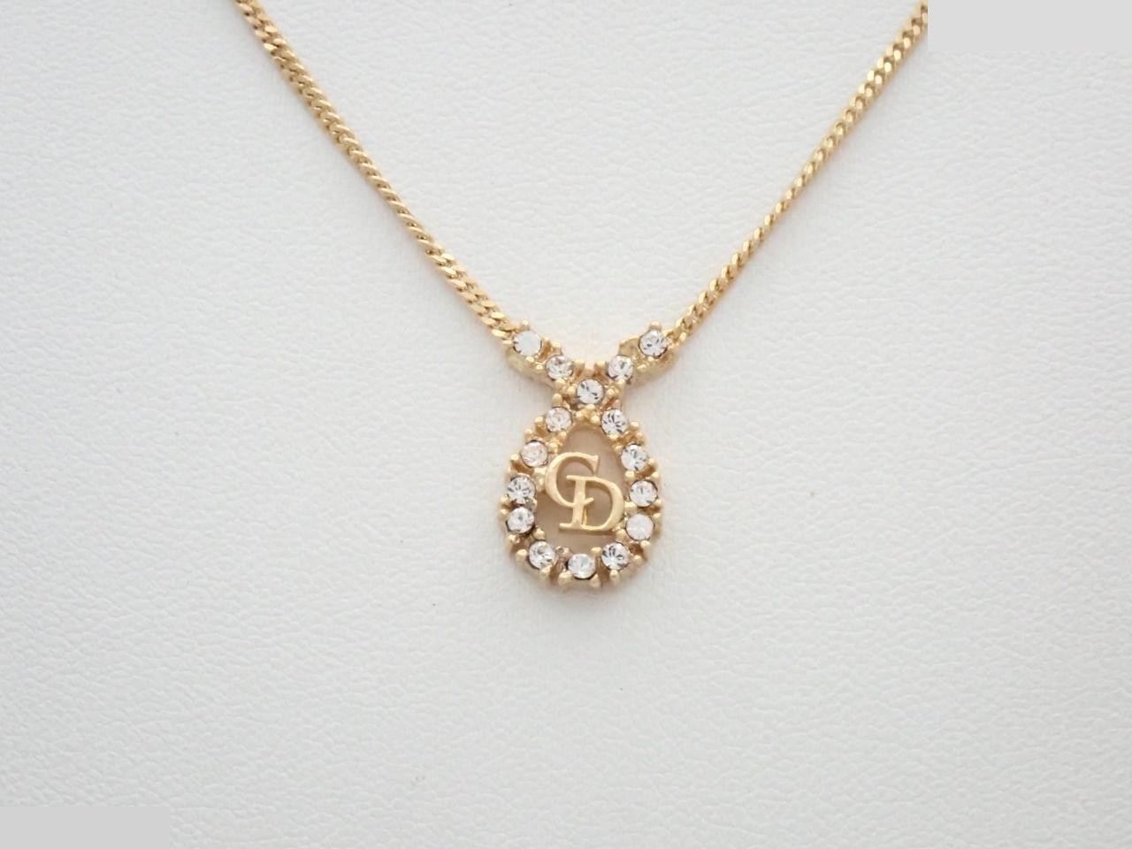Other line: Precious metal necklaces and pendants, neck circumference approximately 46 cm.