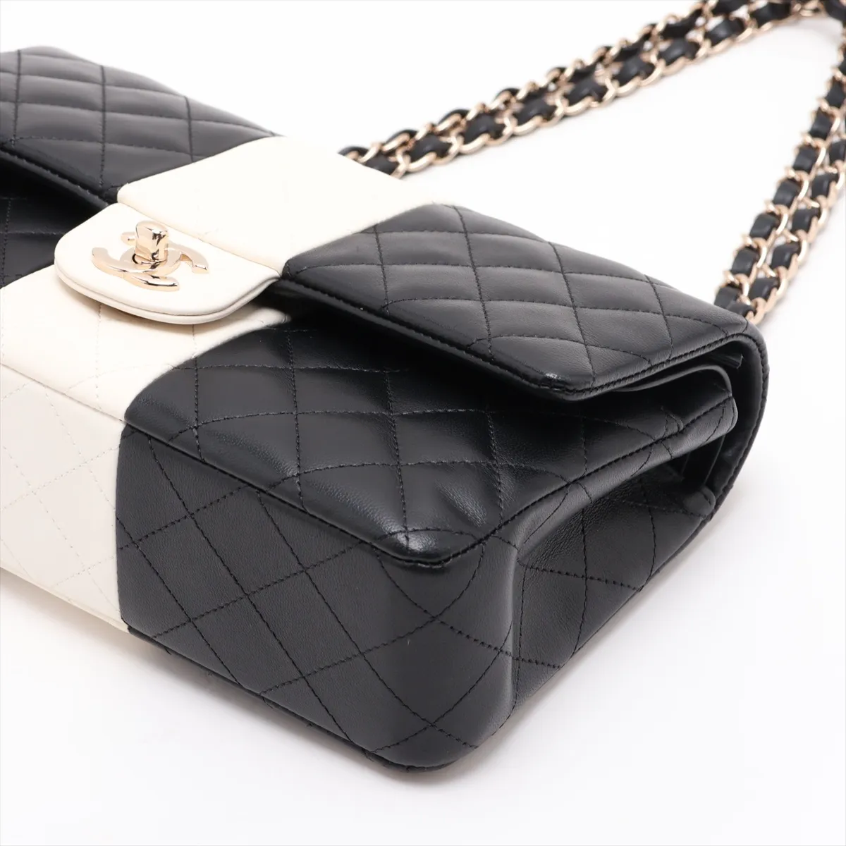 [Individually packaged] Chanel Matelassé 25 Lambskin Double Flap Double Chain Bag, Black x White, Gold Hardware, PEGXCUE7 Random Plate, A01112 — view 3