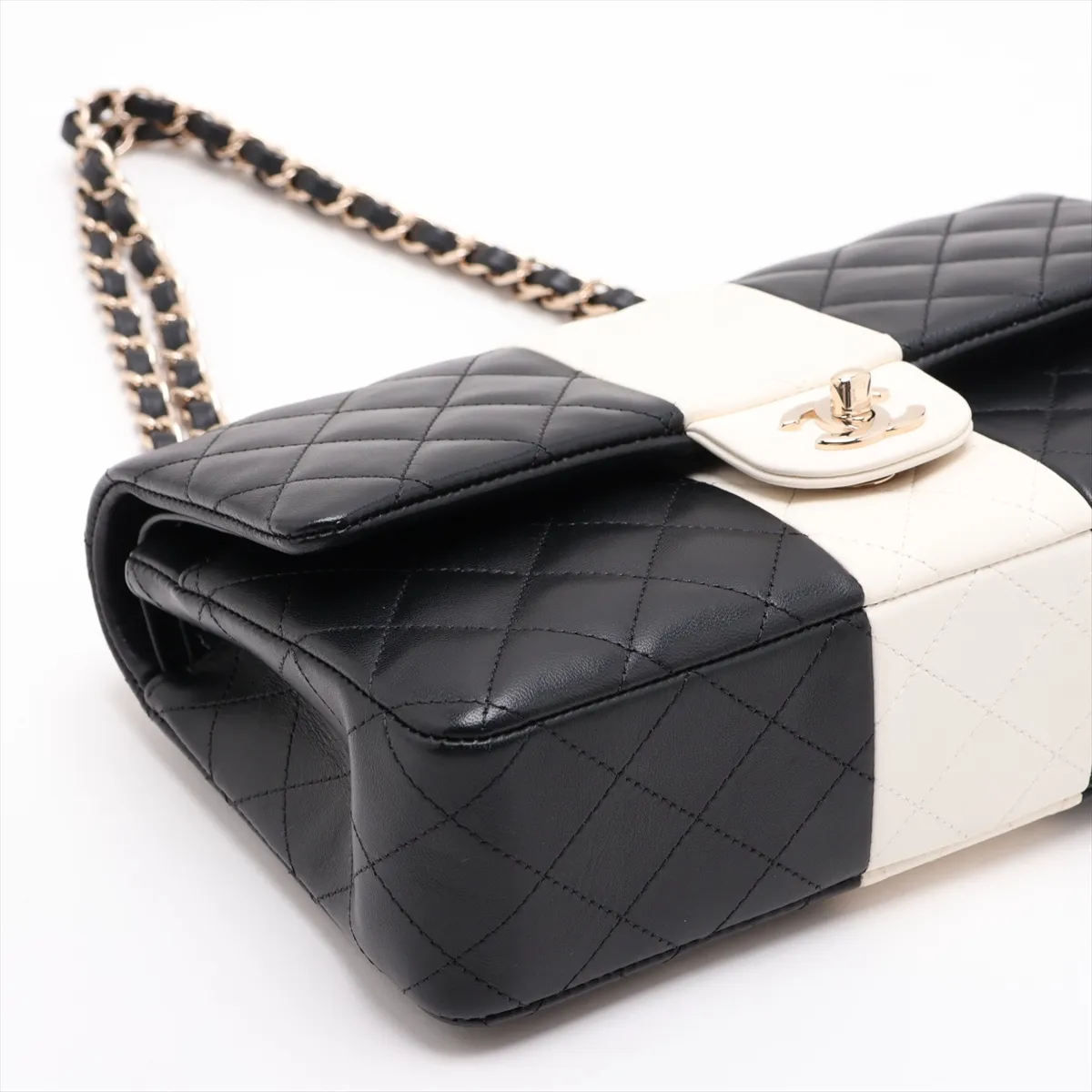 [Individually packaged] Chanel Matelassé 25 Lambskin Double Flap Double Chain Bag, Black x White, Gold Hardware, PEGXCUE7 Random Plate, A01112 — view 4