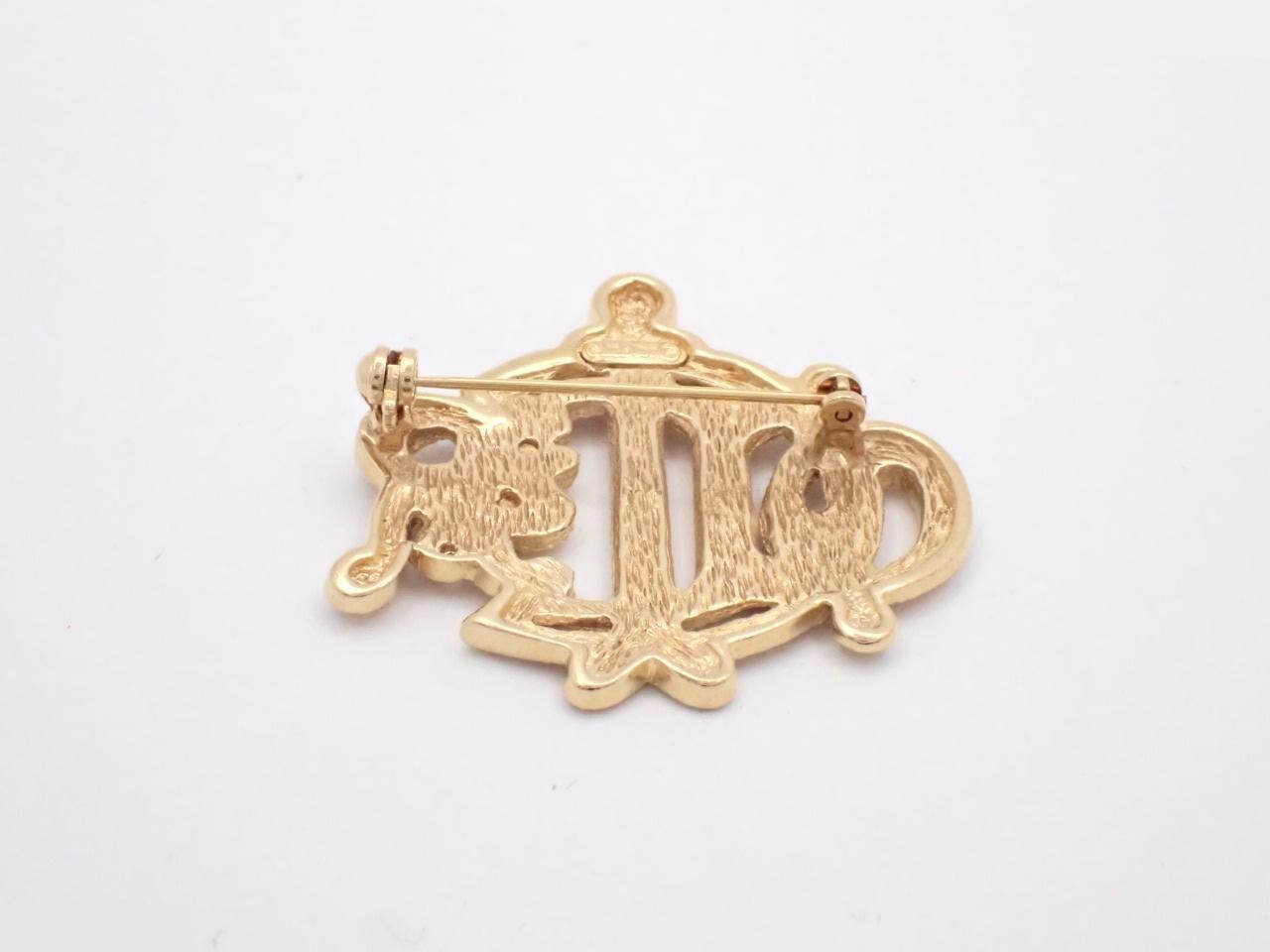 Gold brooch — view 2