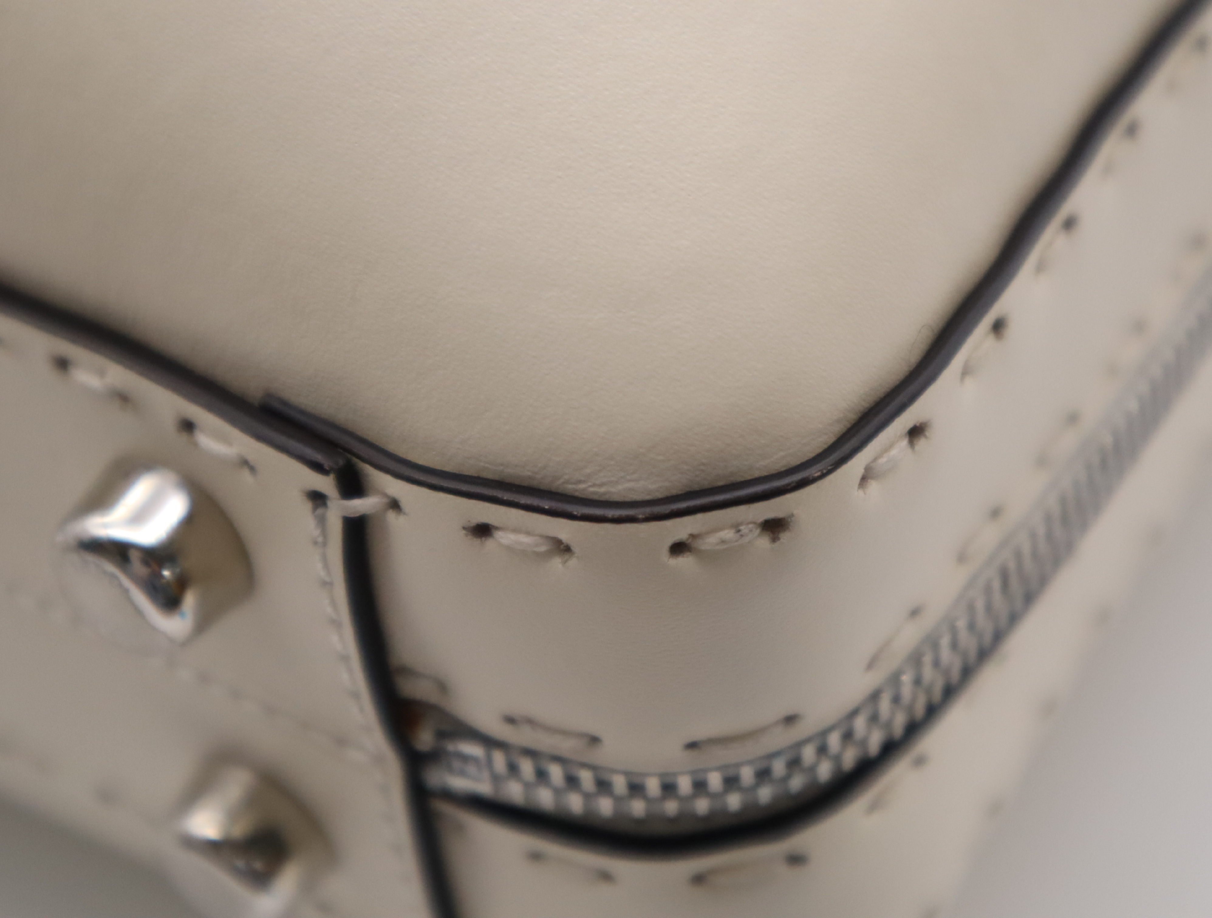 Leather Suitcase, Ivory, Silver Hardware, with Shoulder Strap and Dust Bag. — view 7