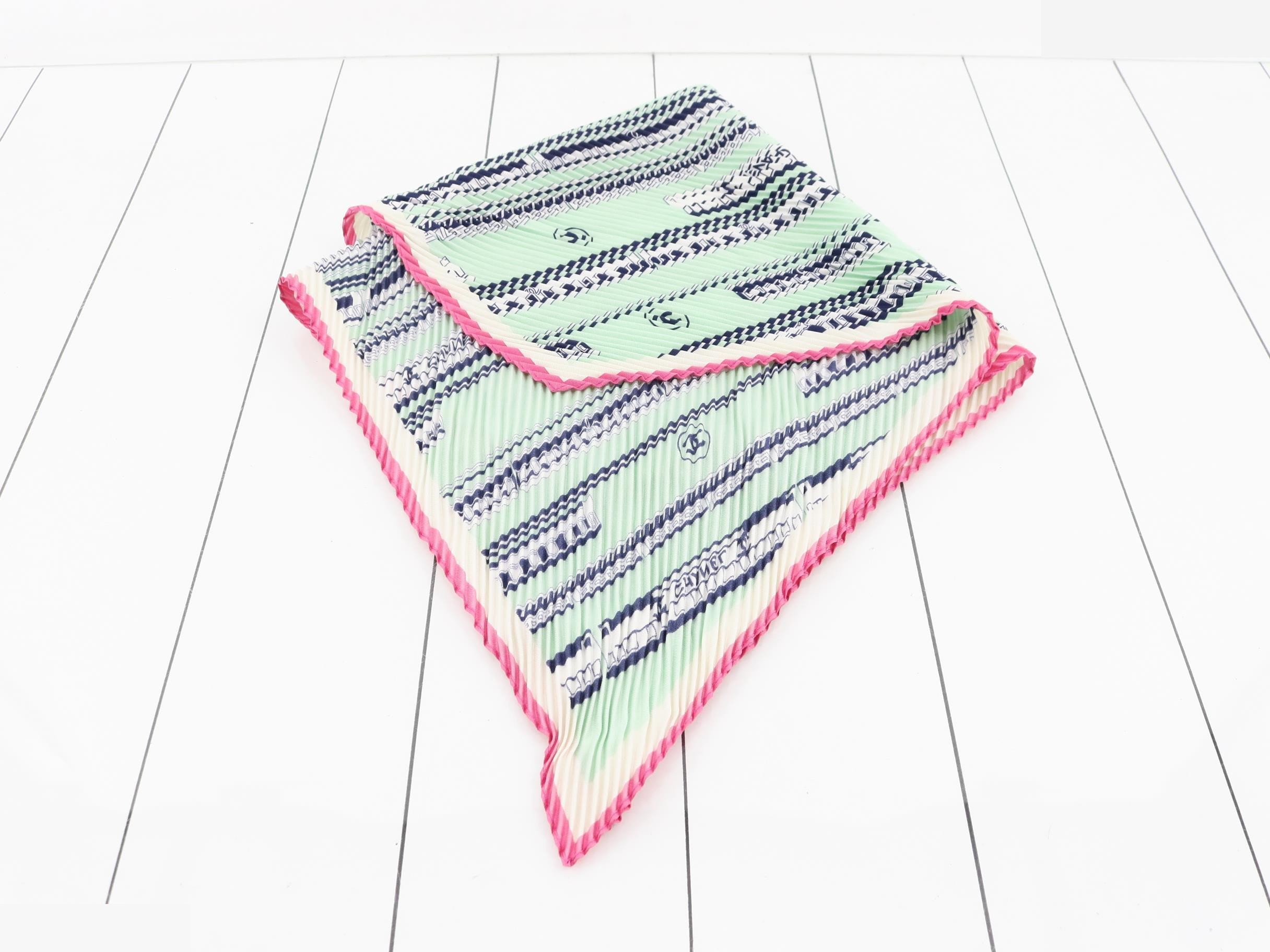 Pleated scarf — view 2