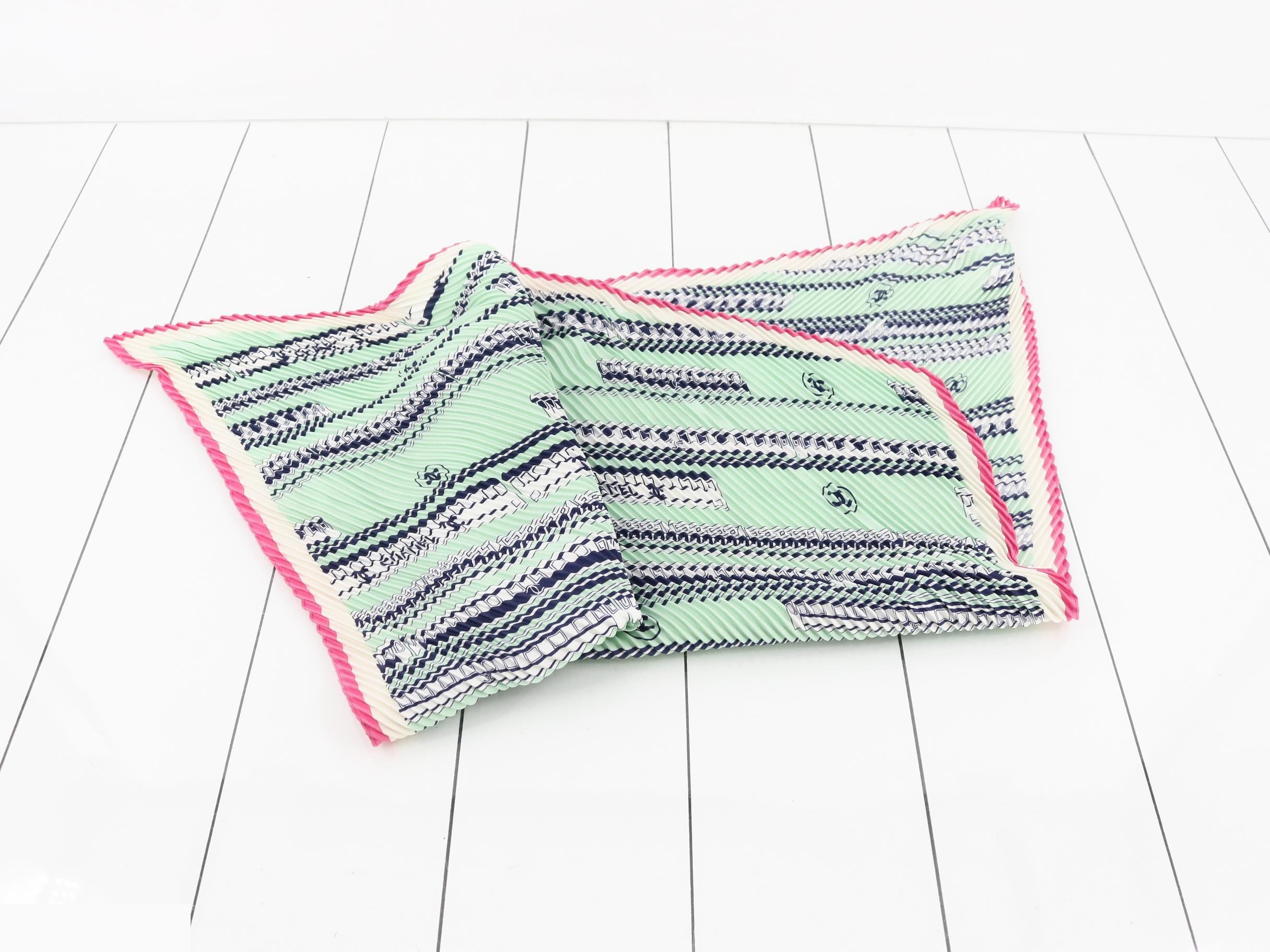 Pleated scarf — view 3