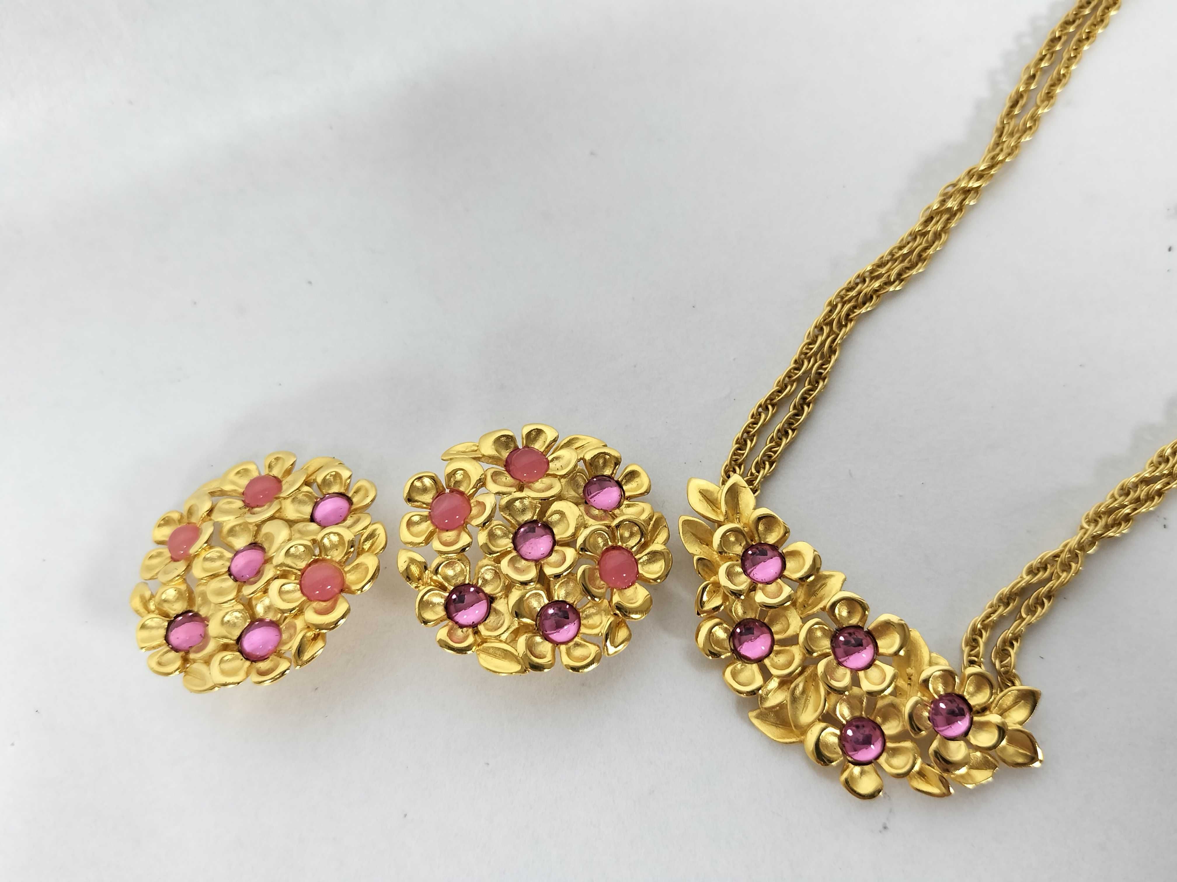 necklace and earring set. Includes: box. (Accessory bundle)