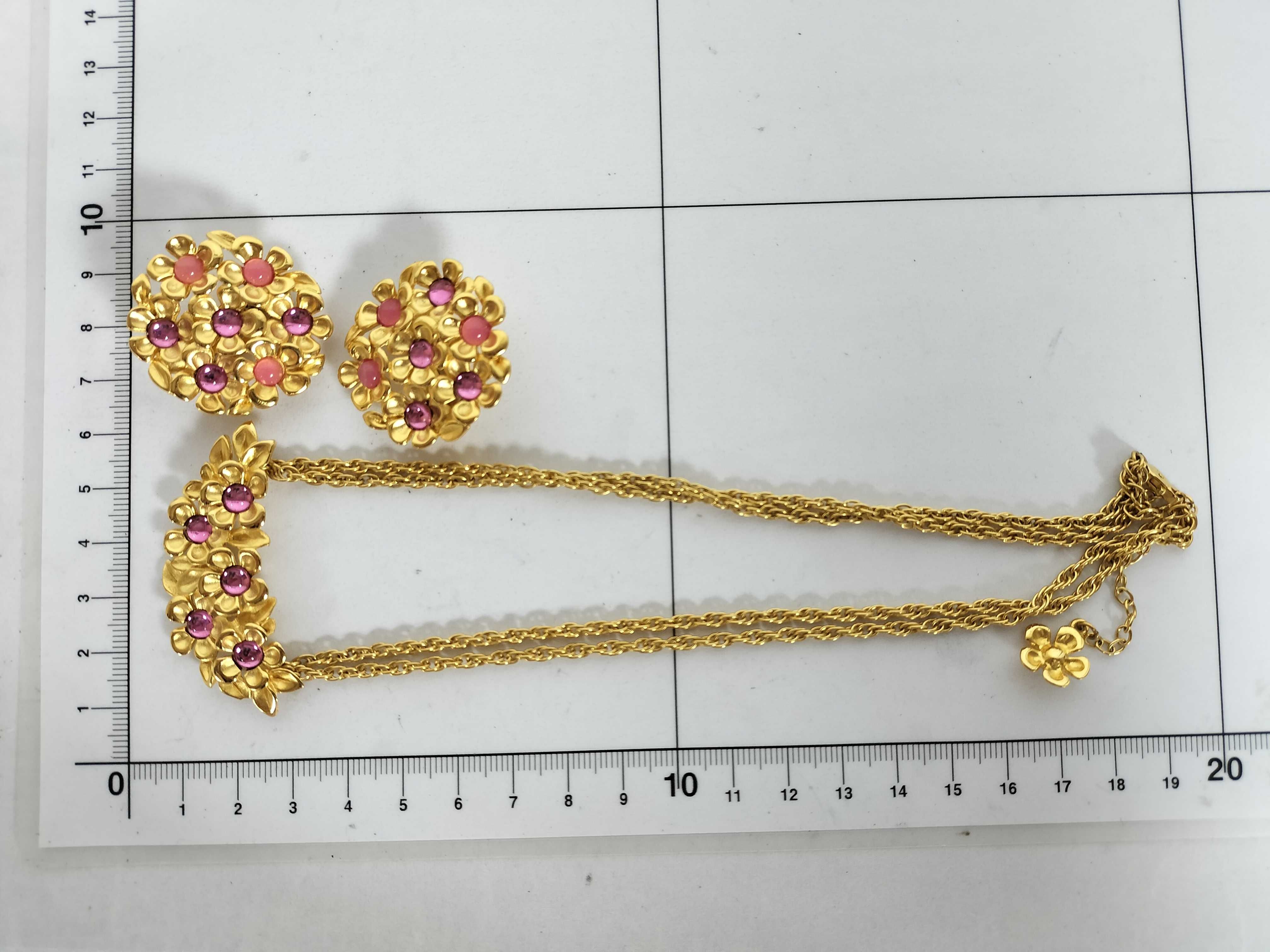 necklace and earring set. Includes: box. (Accessory bundle) — view 3