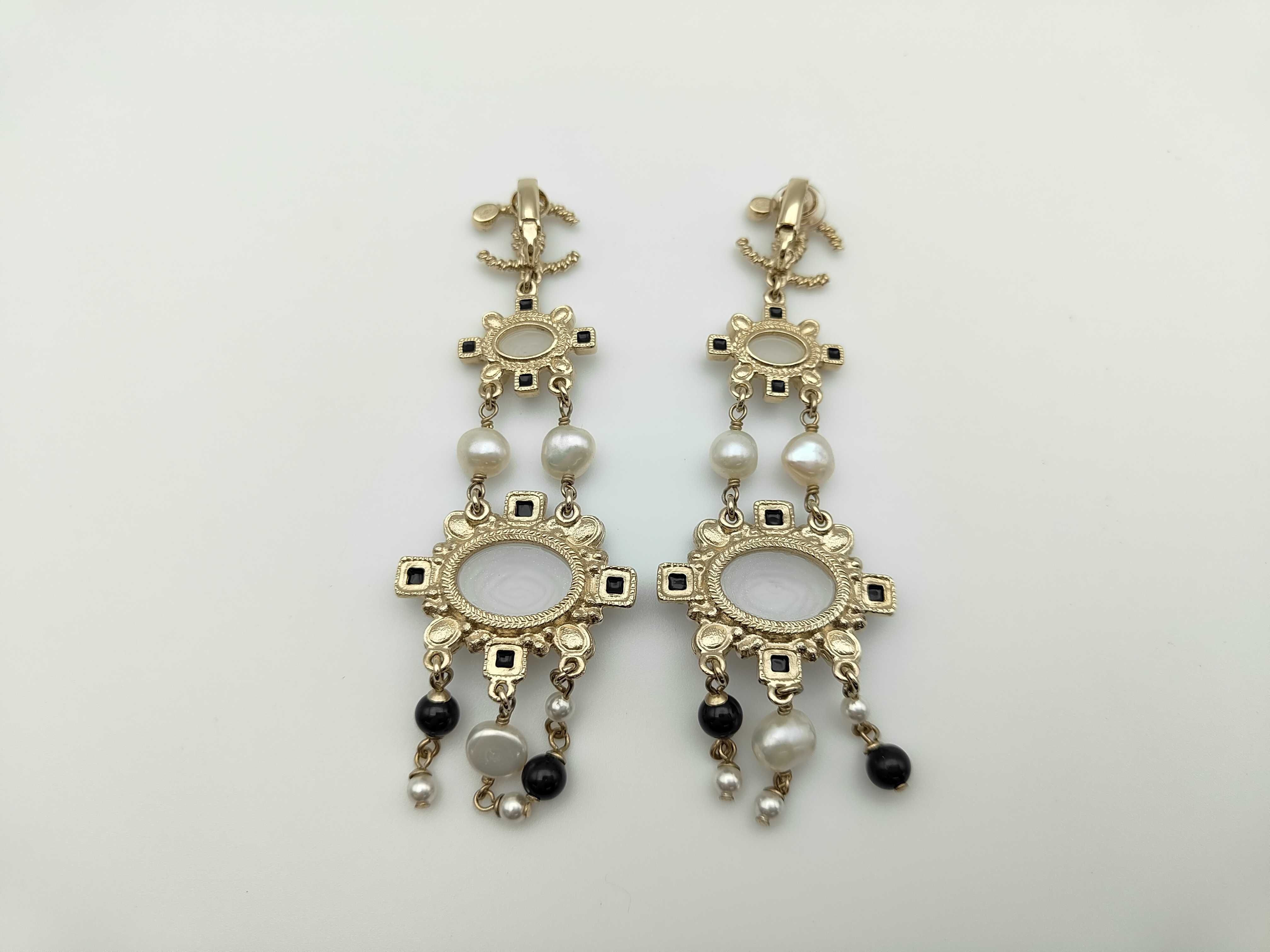 19 Earrings — view 2