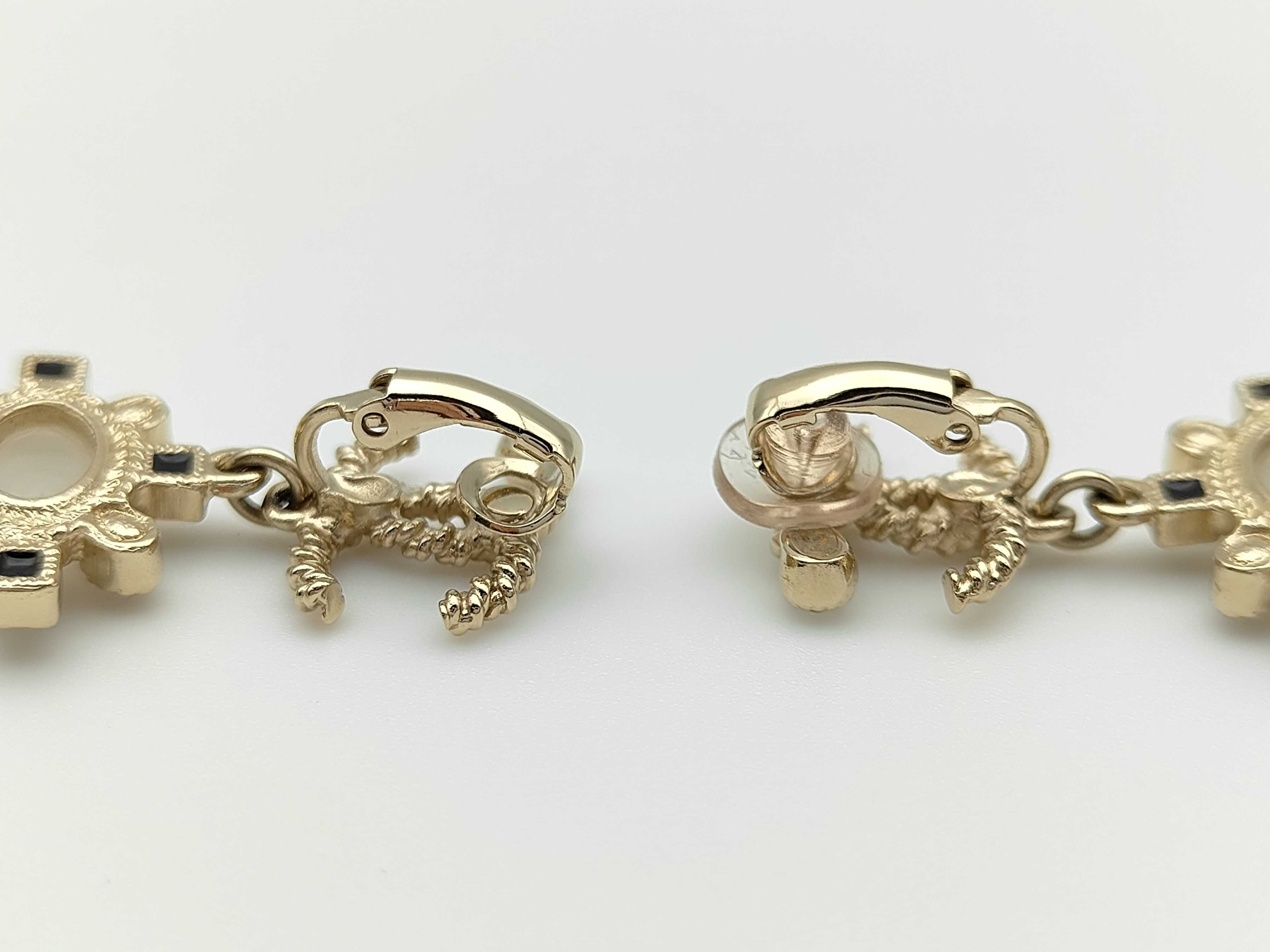 19 Earrings — view 3