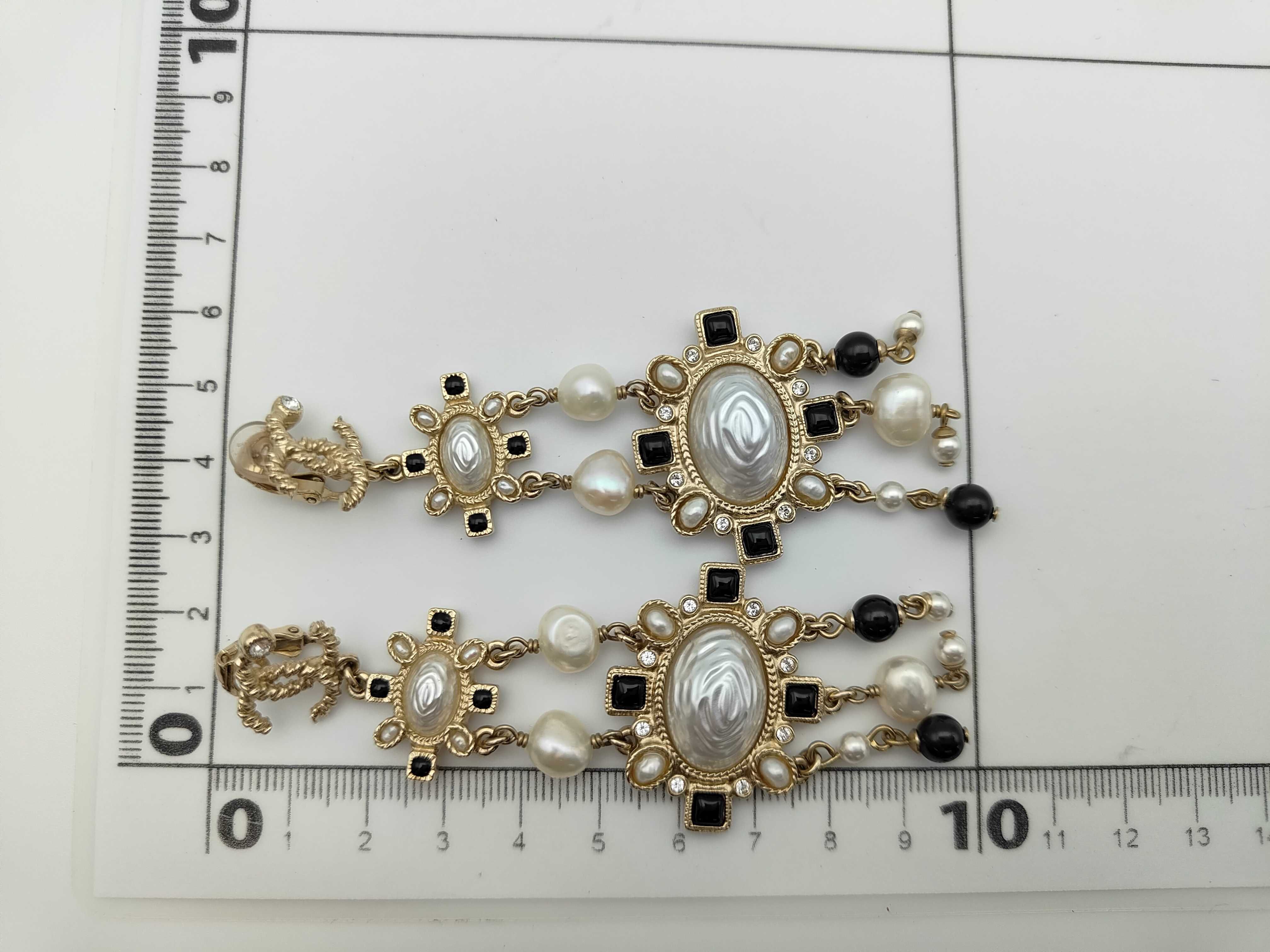19 Earrings — view 8