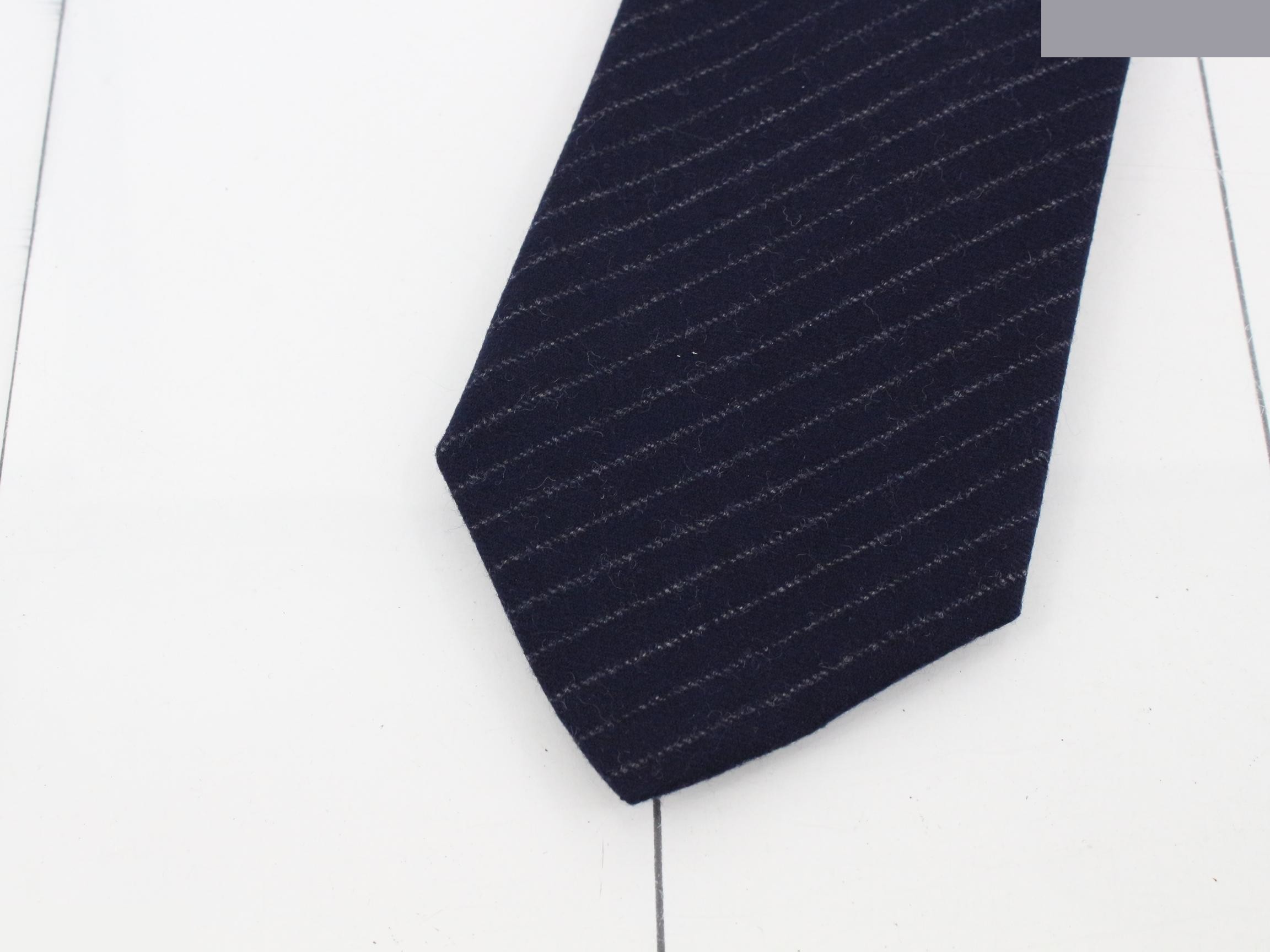 tie — view 3