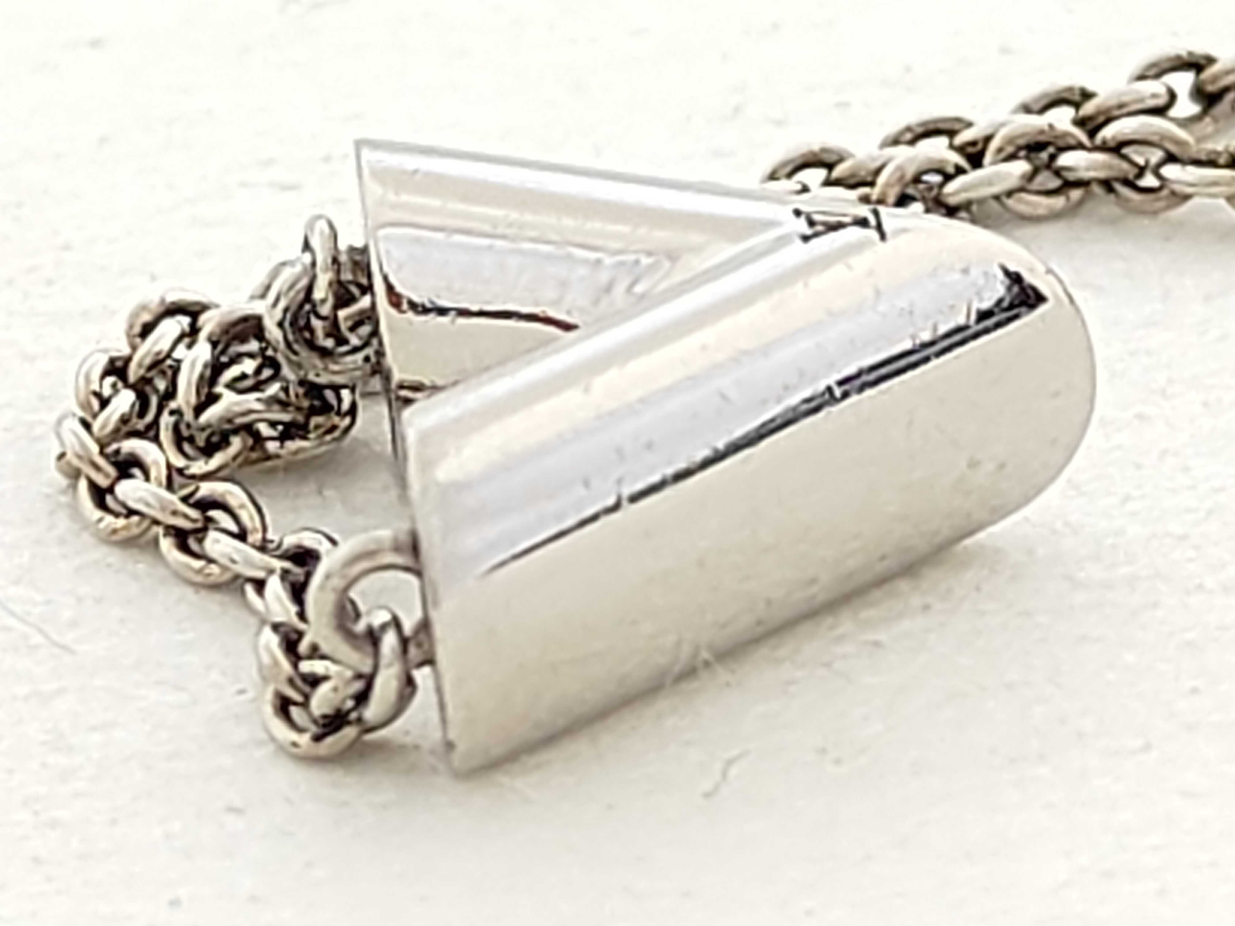 M63197 Essential V LE0920 GP Silver 9.4g Necklace — view 4