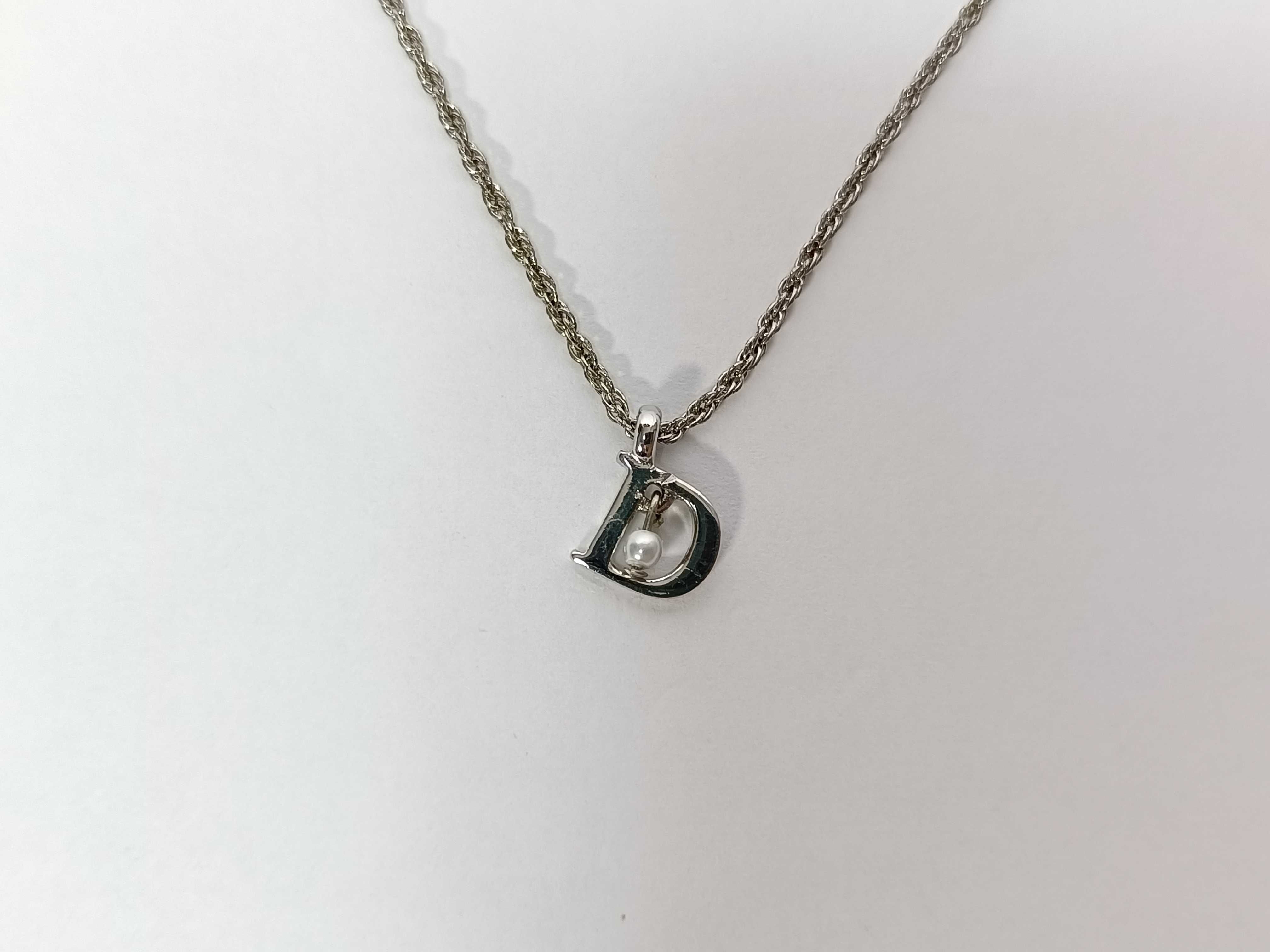 SV D mark pearl necklace