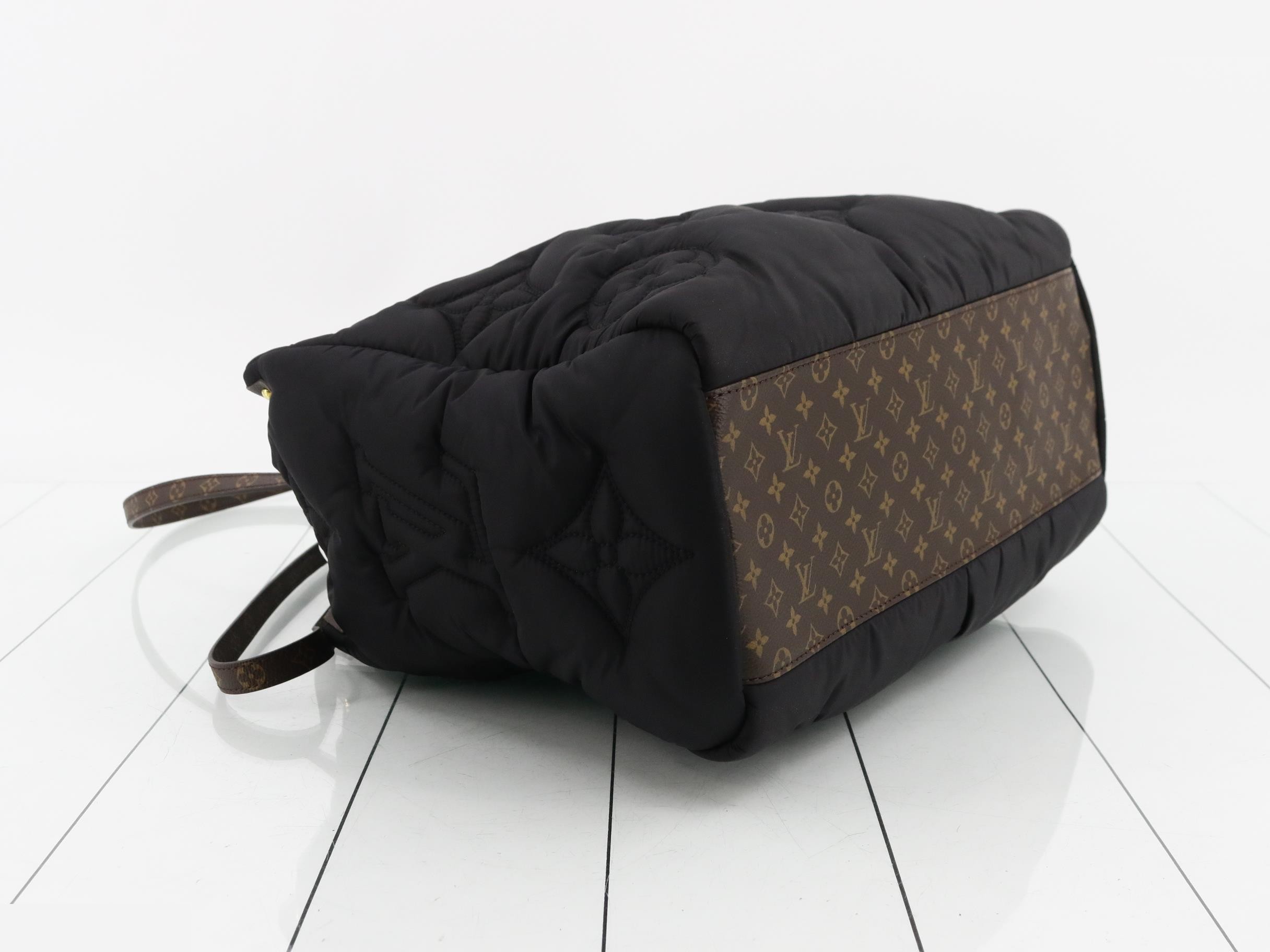LV Pillow OnTheGo MM Noir 2-Way Handbag — view 5