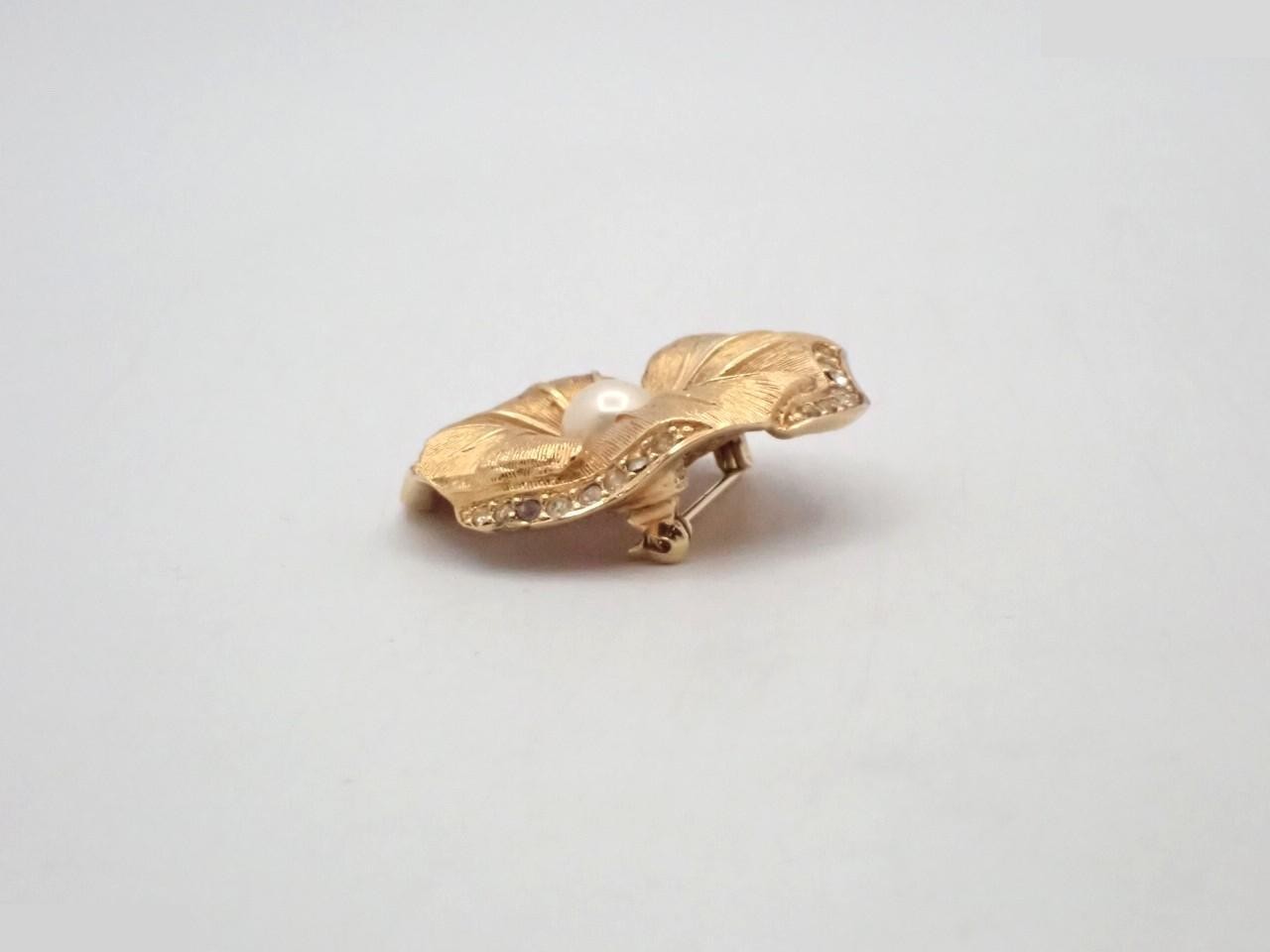 Flower Pearl Rhinestone Brooch — view 3
