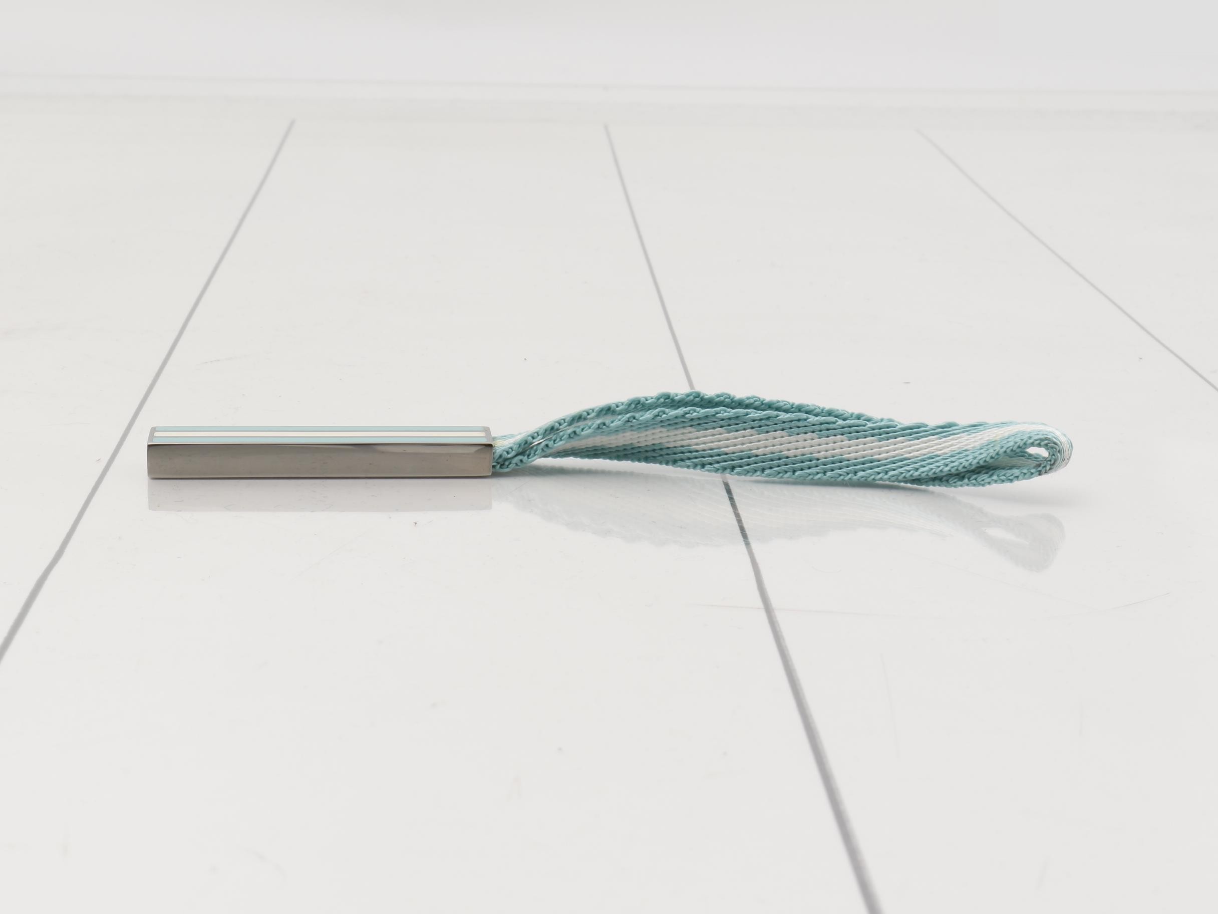 Metal bar stripe keychain, light blue x white — view 3