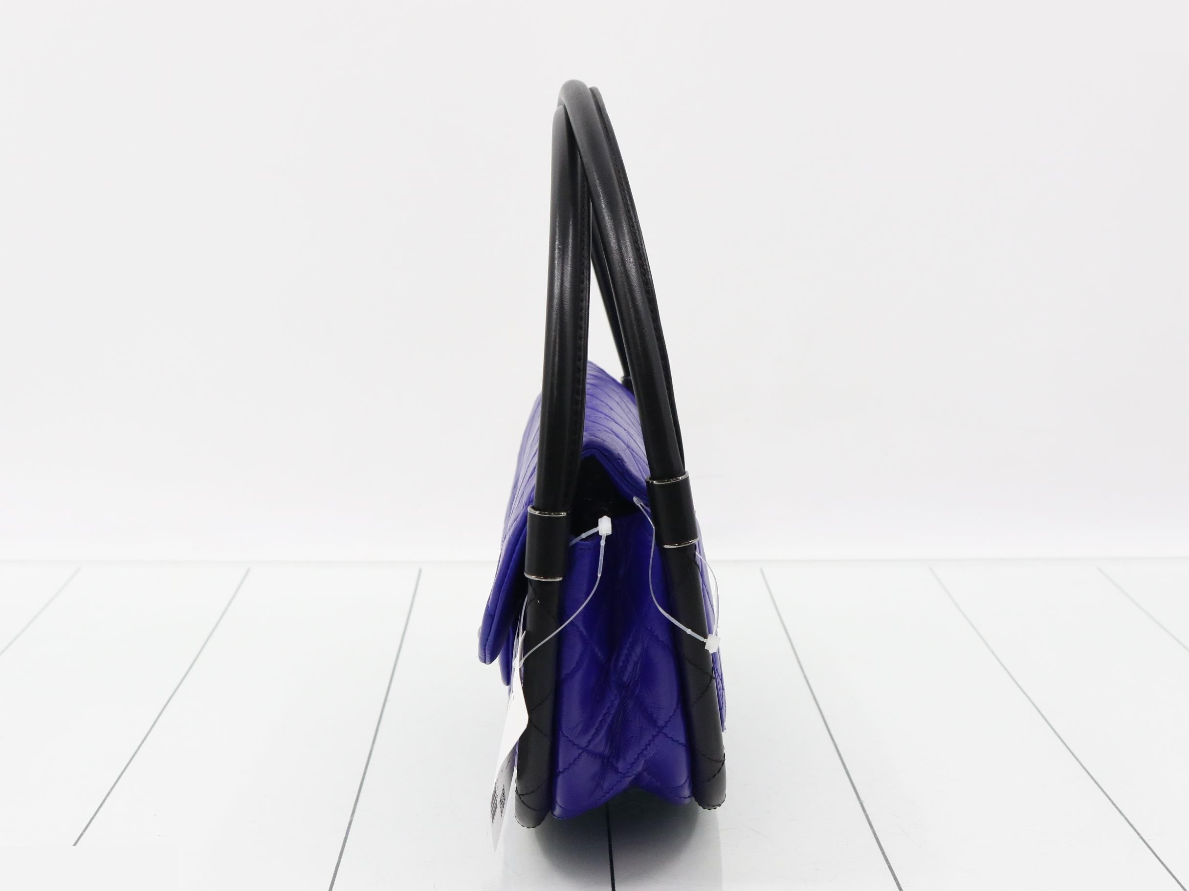 Leather turn-lock handbag, two-tone. — view 3