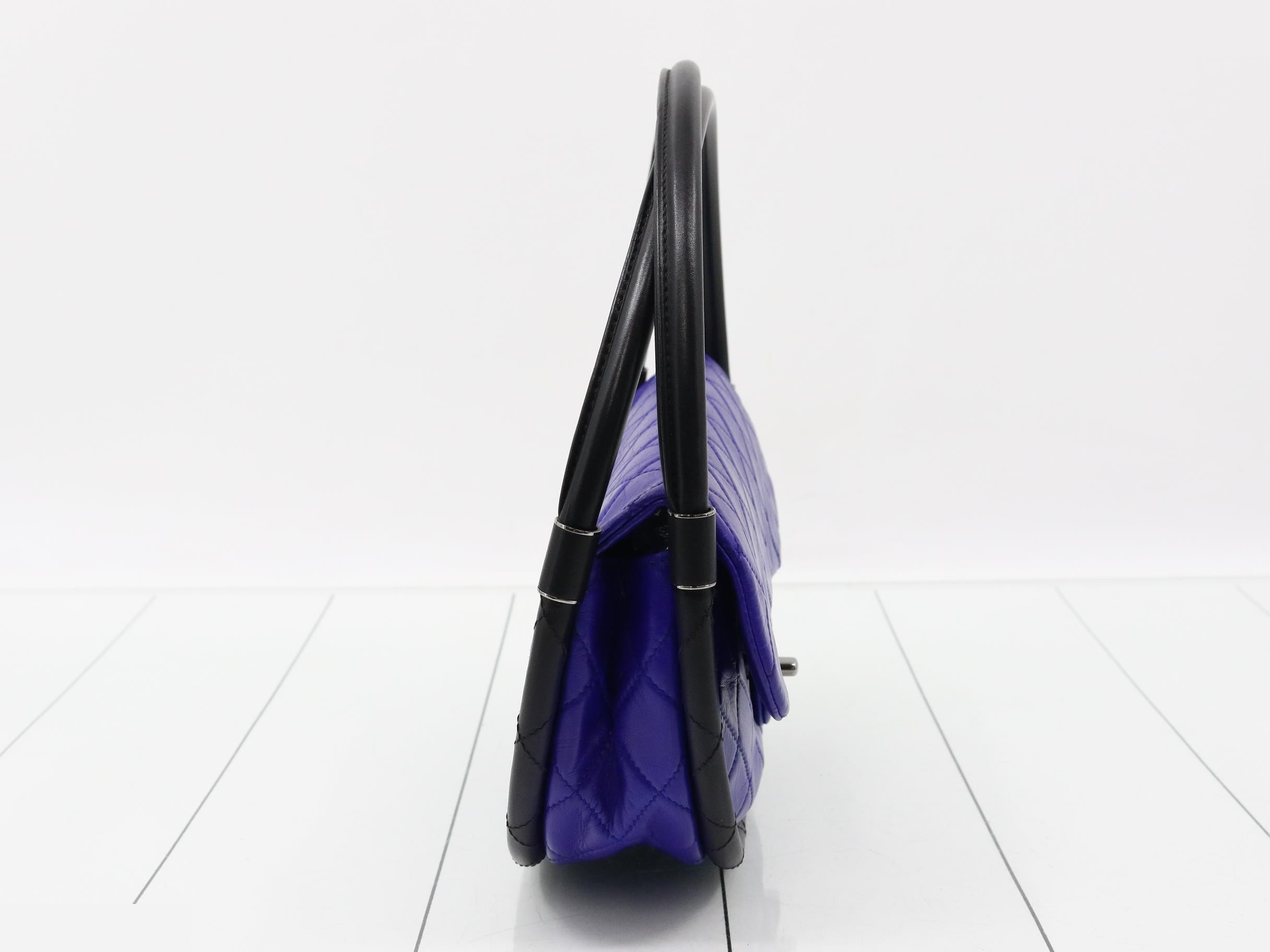 Leather turn-lock handbag, two-tone. — view 4