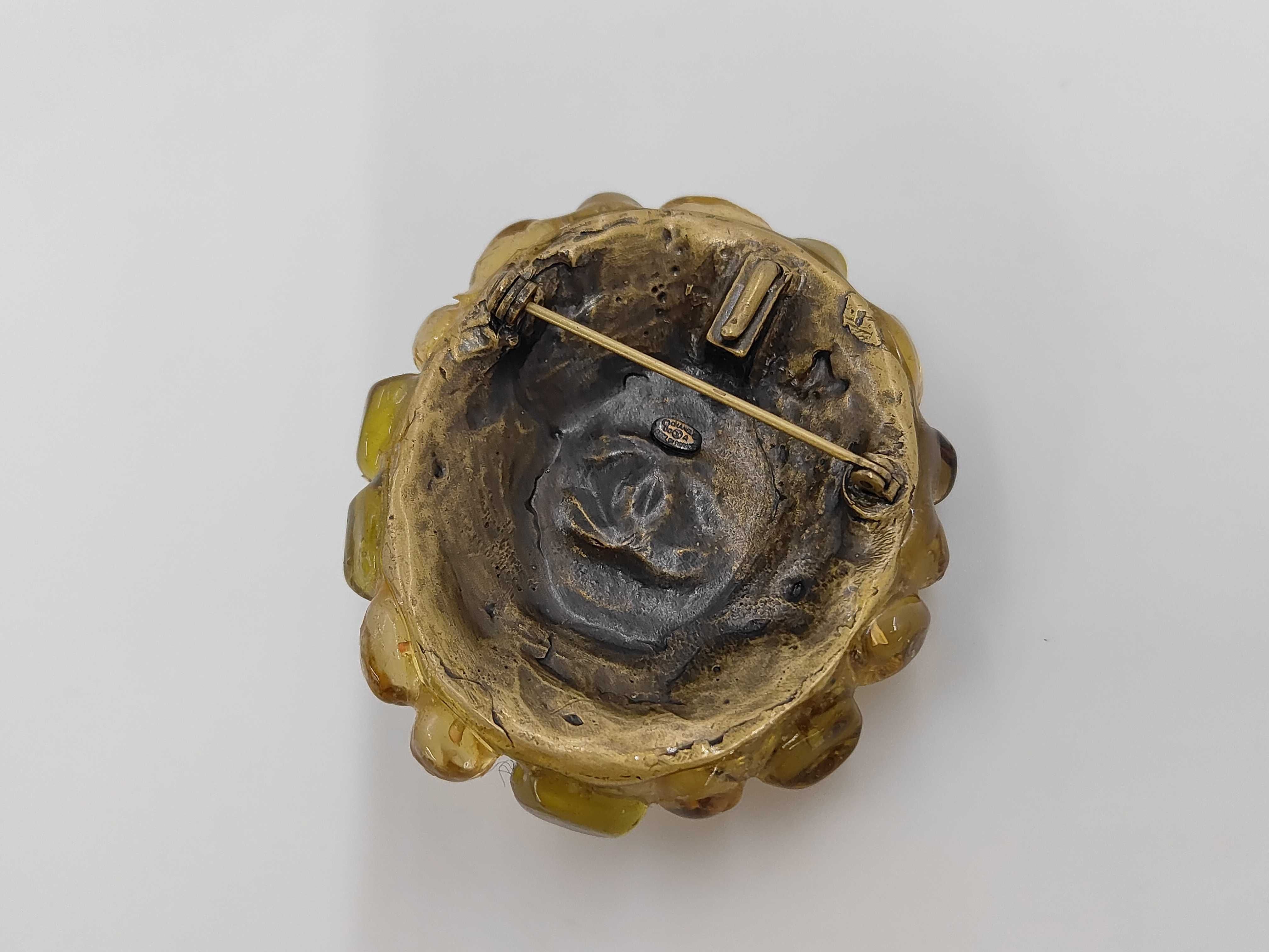 brooch — view 2