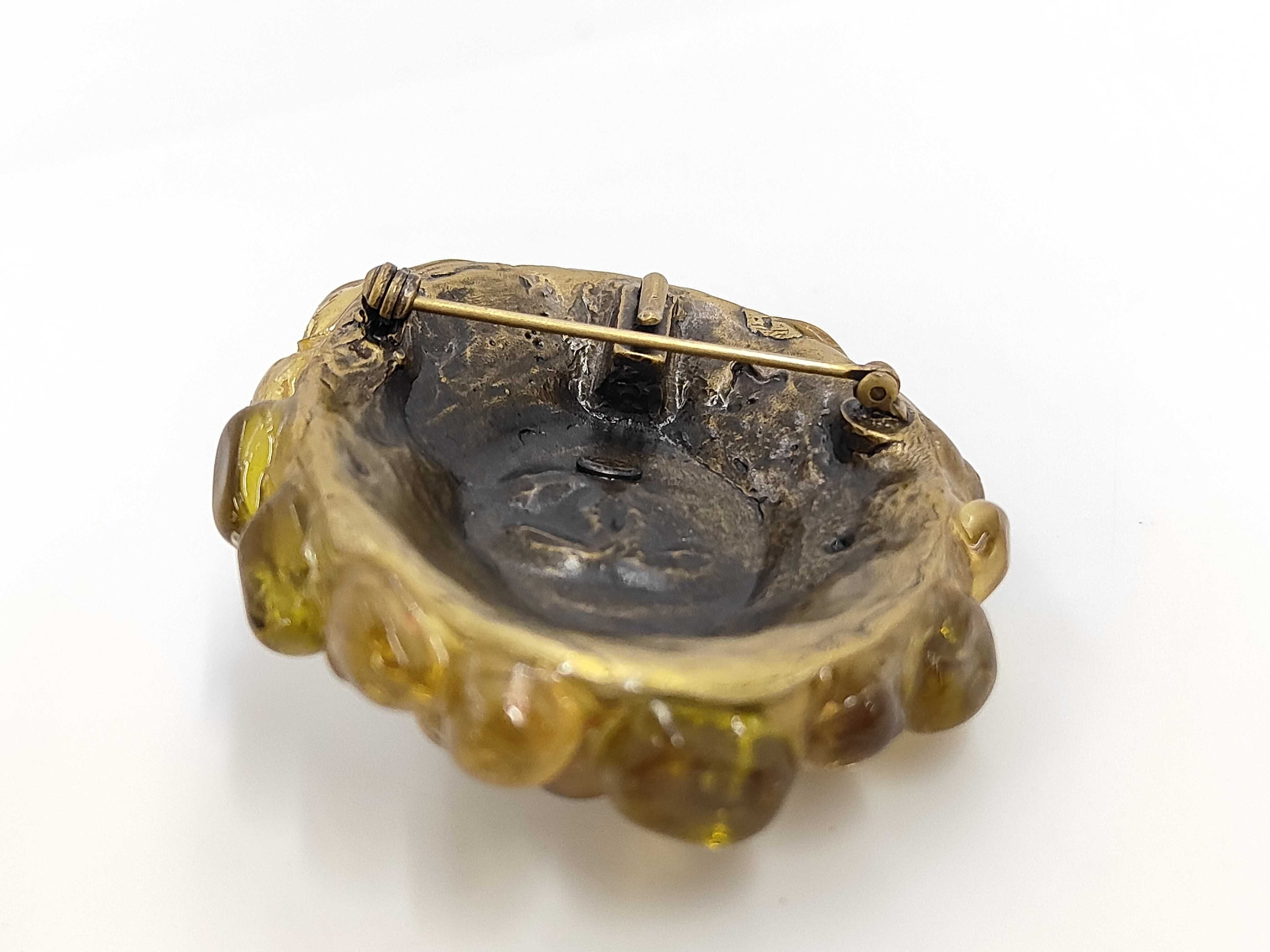 brooch — view 4