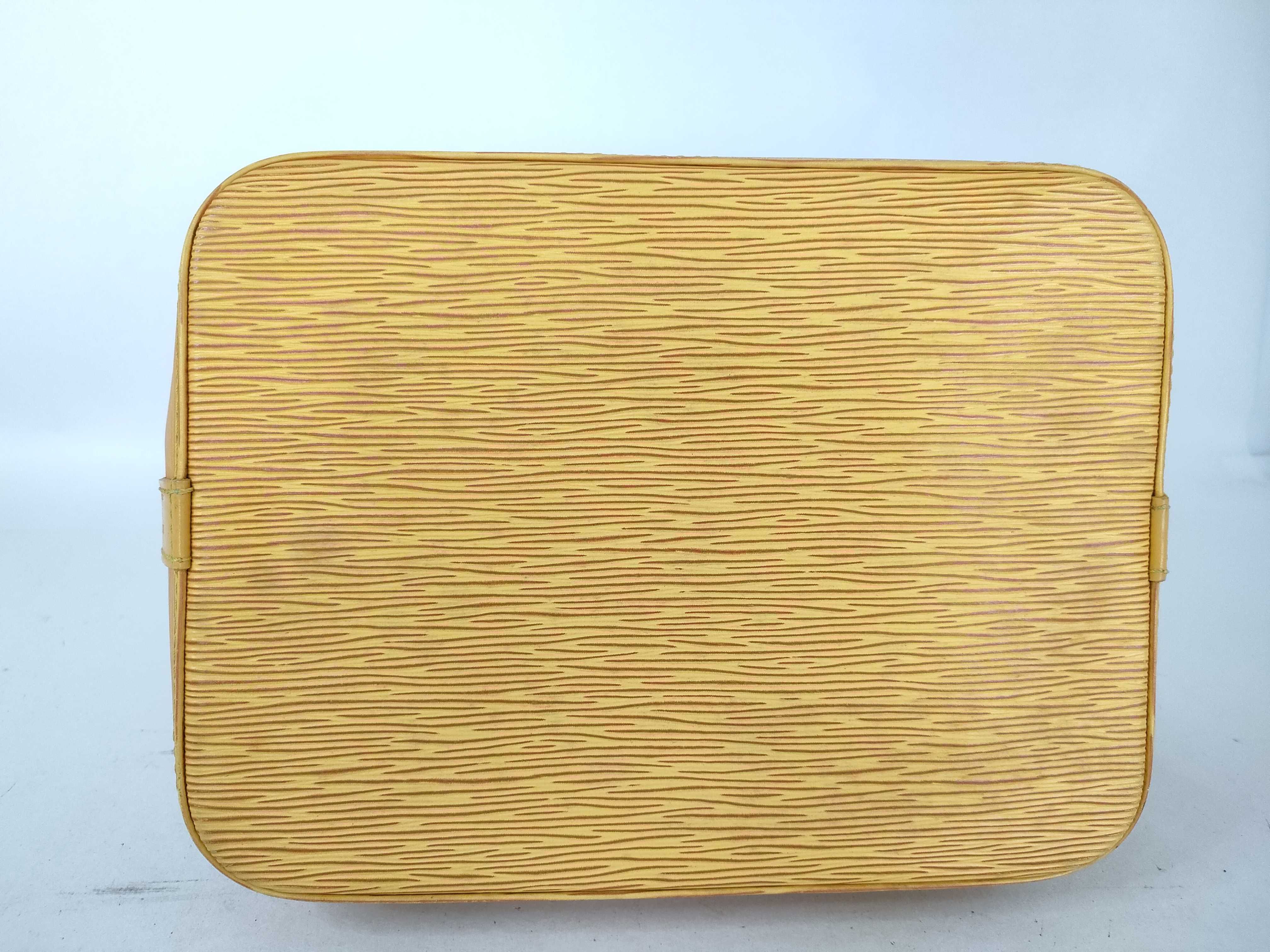 Epi LV Epi Yellow Petit Noé M44109 Shoulder Bag — view 7