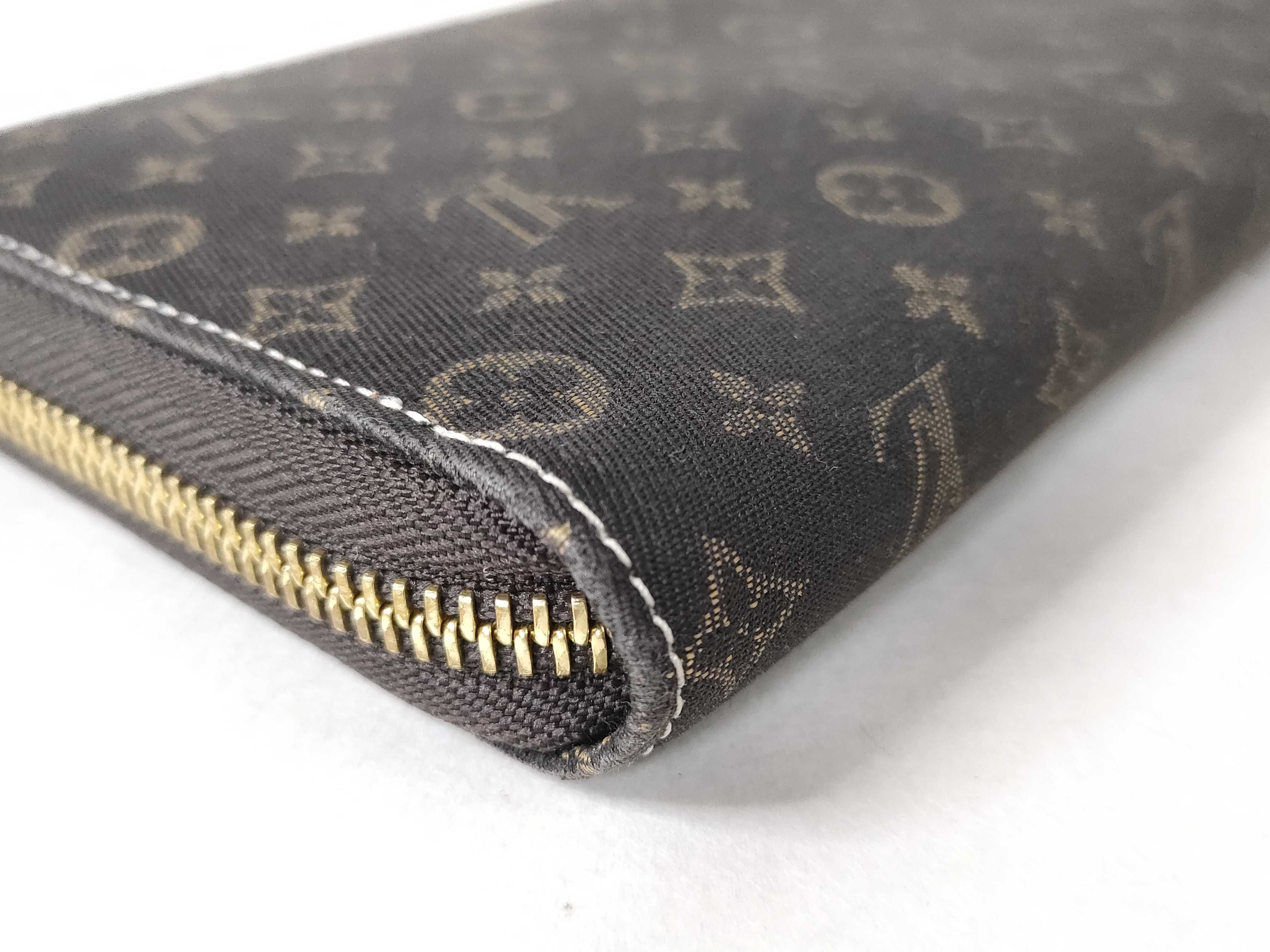 wallet — view 3