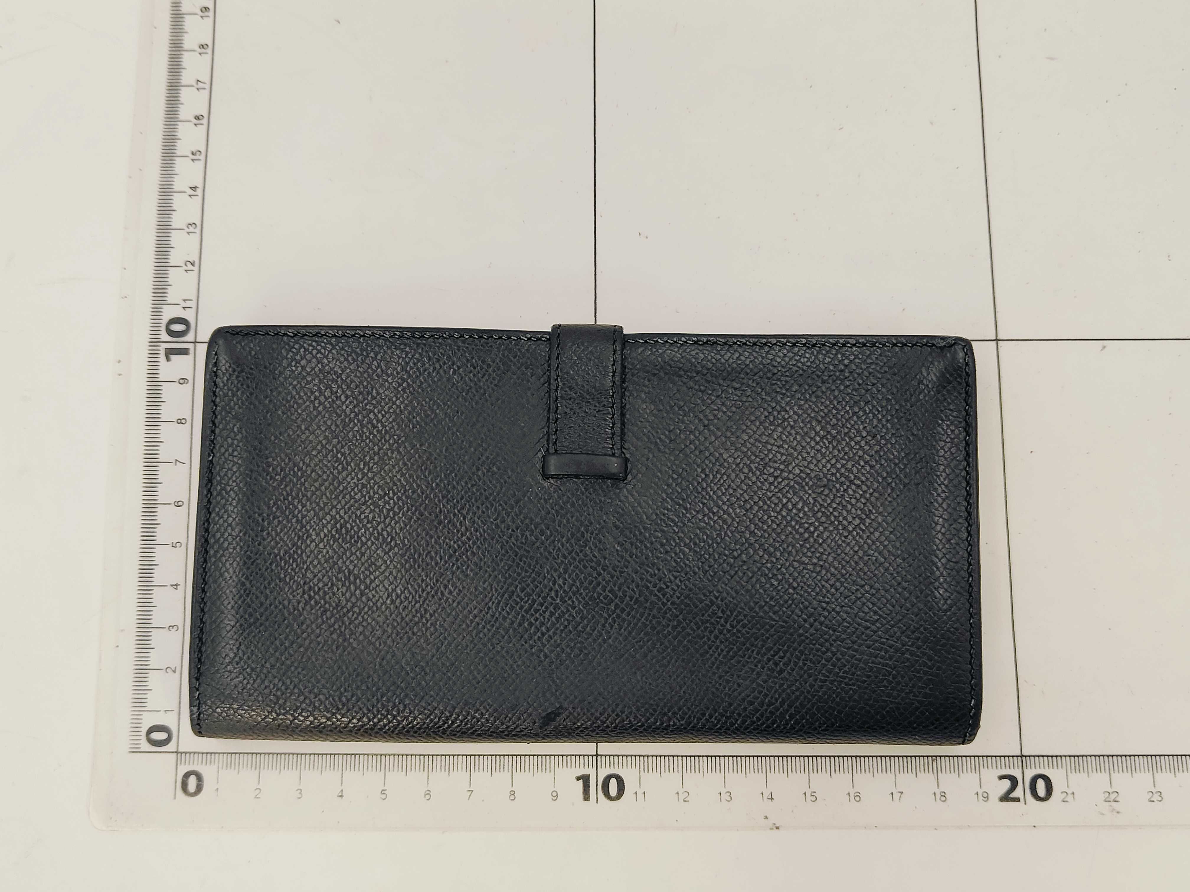 Bear Soufflé Fold Wallet Black C Engraved Wallet — view 2