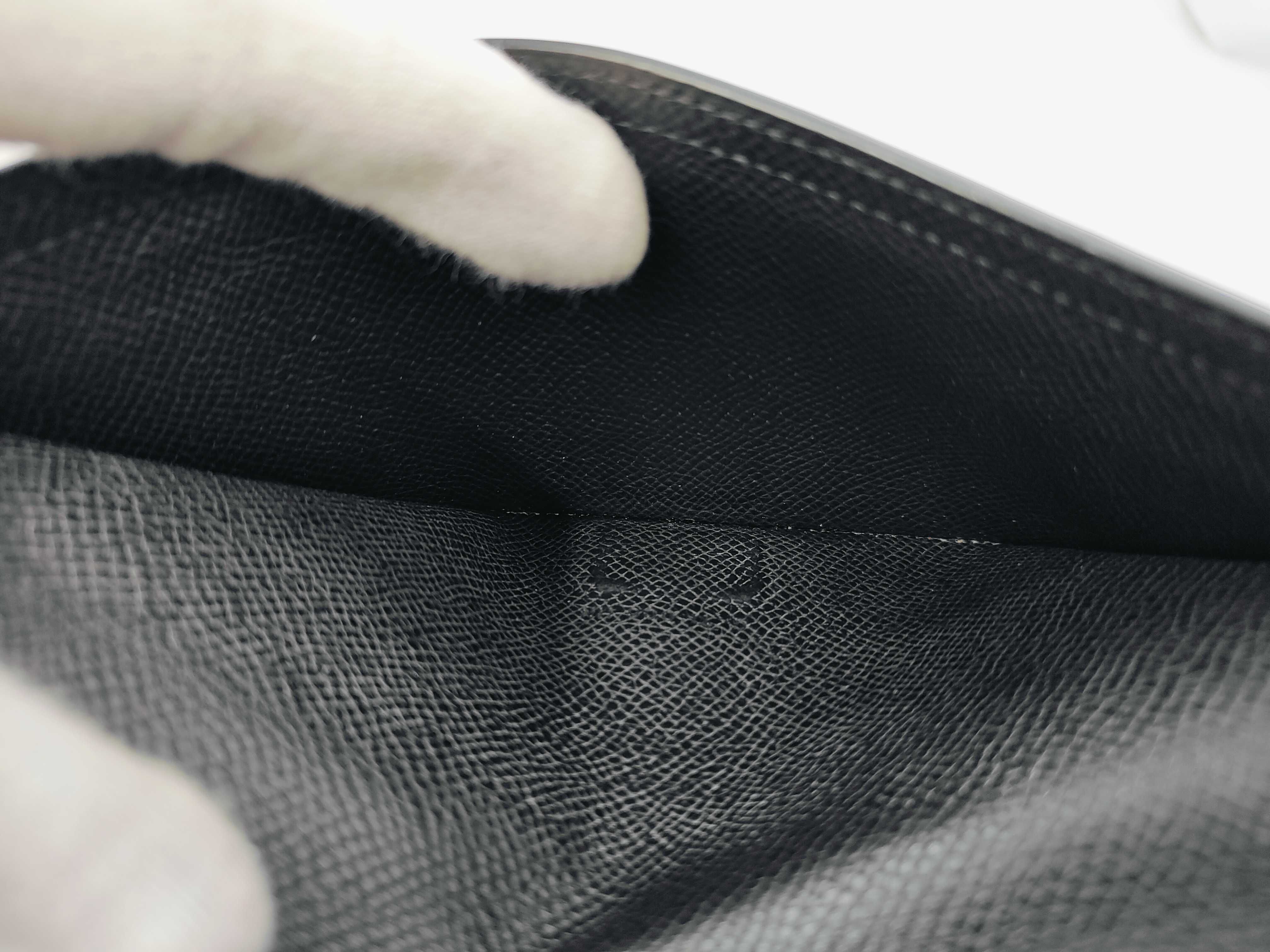 Bear Soufflé Fold Wallet Black C Engraved Wallet — view 14